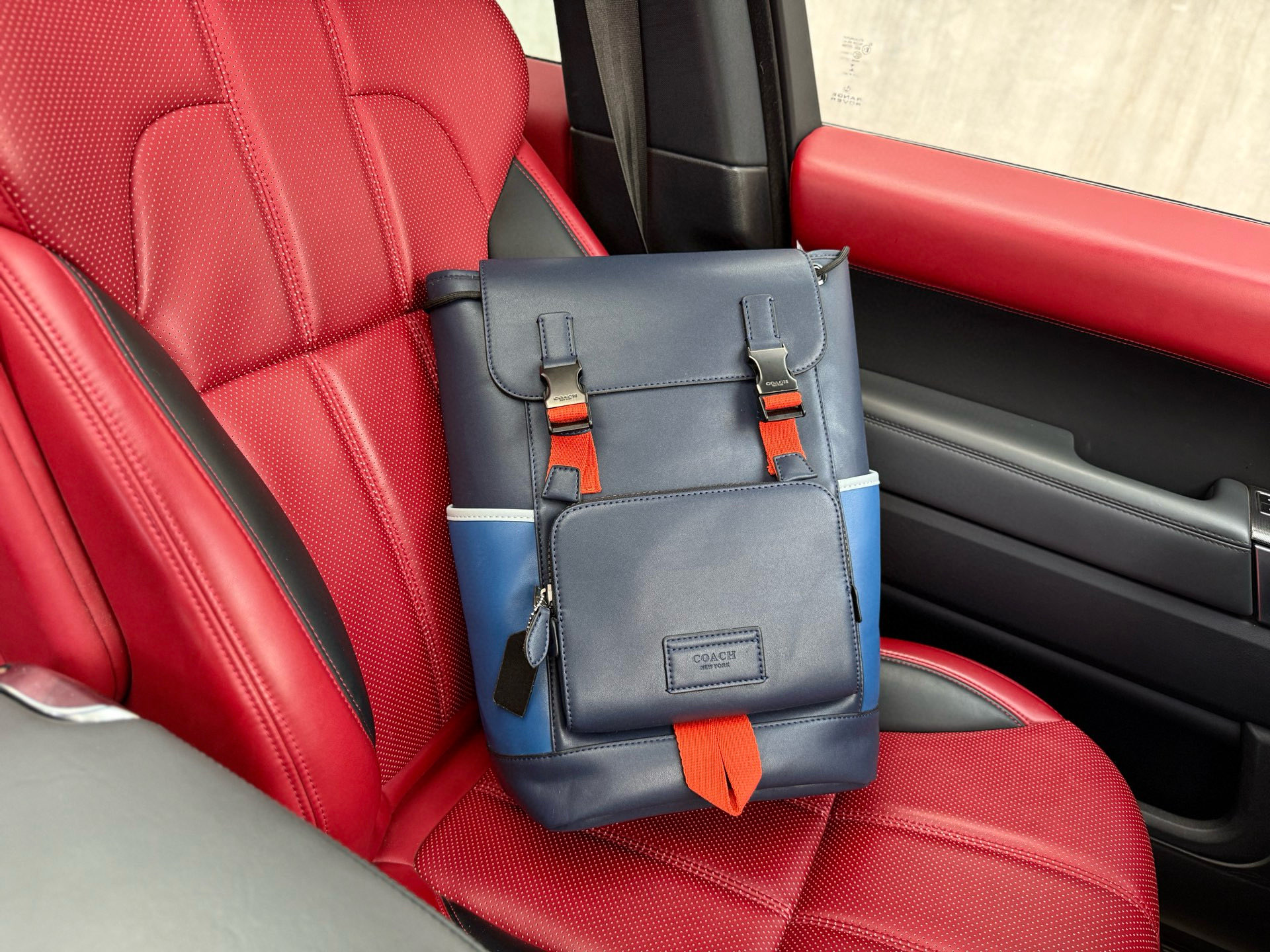 📷高端货‼️ 新款 &ldquo; COACH &rdquo;蔻驰双肩包 💼 coach蔻驰双肩包 COACH蔻驰 Track 27 拼色拉绳卡扣开合 牛皮革配织物 书包背包双肩包 大号 男款 午夜蓝色 内设电脑隔层 拉链暗袋 高清五金logo标志、专用里内里。顺滑拉链、油边平滑、做工精致每个细节到位！潮男必备款 尺寸：28x40x15cm