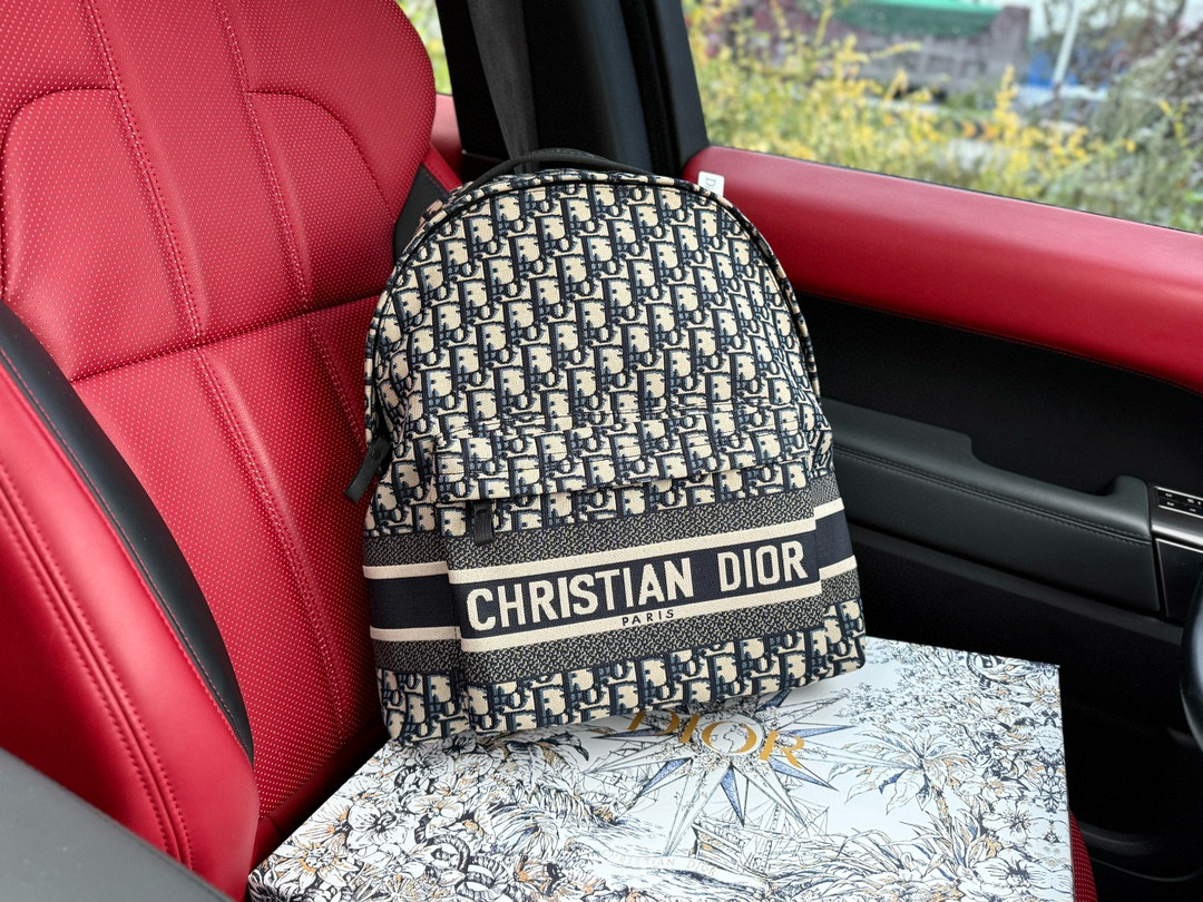 💰320 📷高端货‼️ 新款 “Door/迪奥”双肩包💼 迪奥双肩包 大容量 Saddle 老花满印刺绣拼牛皮革 书包背包双肩包 男款黑色 高清五金logo标志、专用里内里。顺滑拉链、边超平滑、做工精致每个细节到位!男人必备款。旅行必备款!规格:33x42x13cm 配礼盒🎁