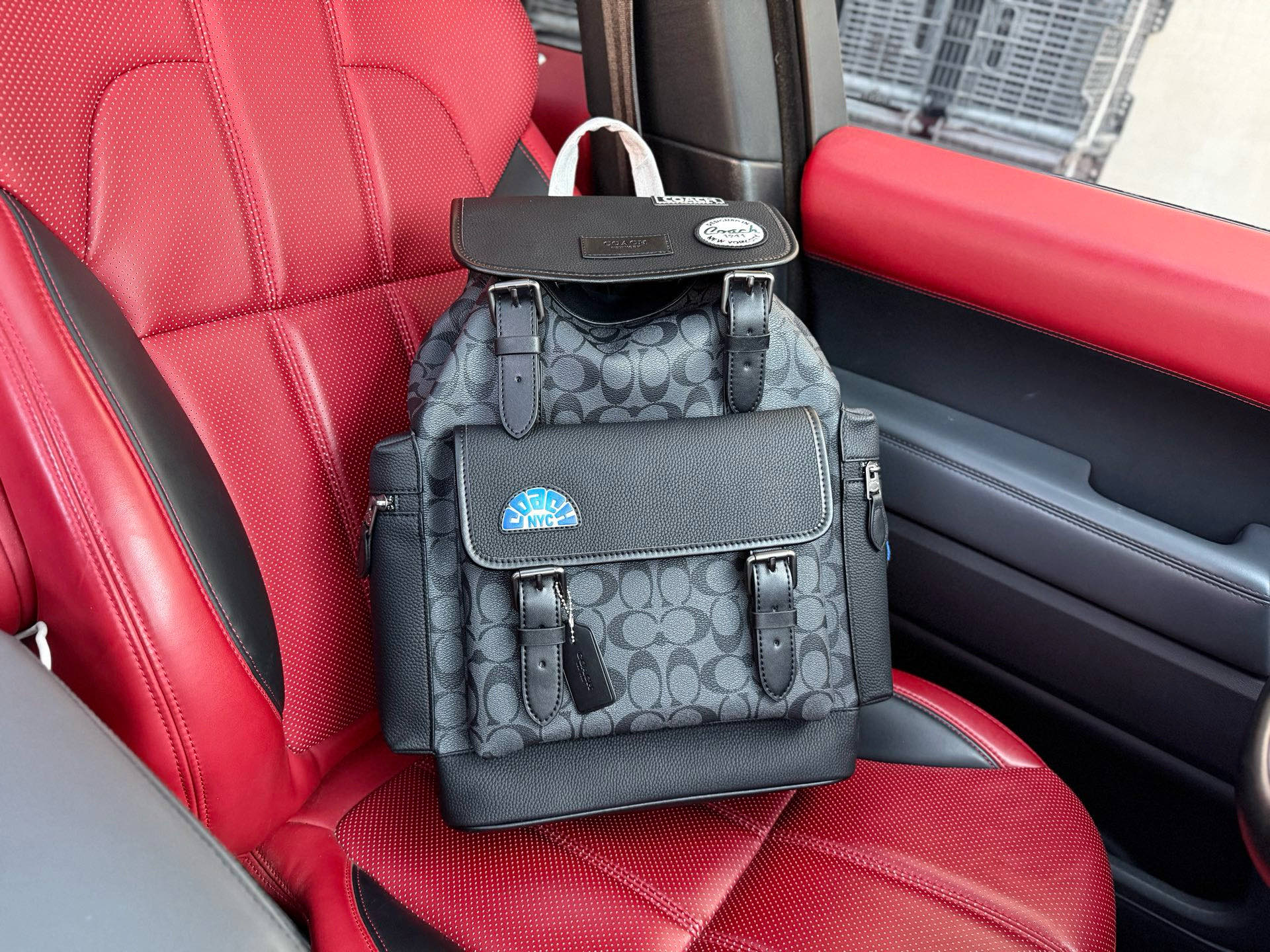 💰300 📷高端货‼️ 新款 “ COACH ”蔻驰双肩包 💼 coach蔻驰学生双肩包 Sprint 29 经典标志贴饰搭扣开合 牛皮革拼人造革 双肩包 大号 男款 炭黑色 内设电脑隔层 拉链暗袋 高清五金logo标志、专用里内里。顺滑拉链、油边平滑、做工精致每个细节到位!潮男必备款 尺寸:29x45x16.5cm