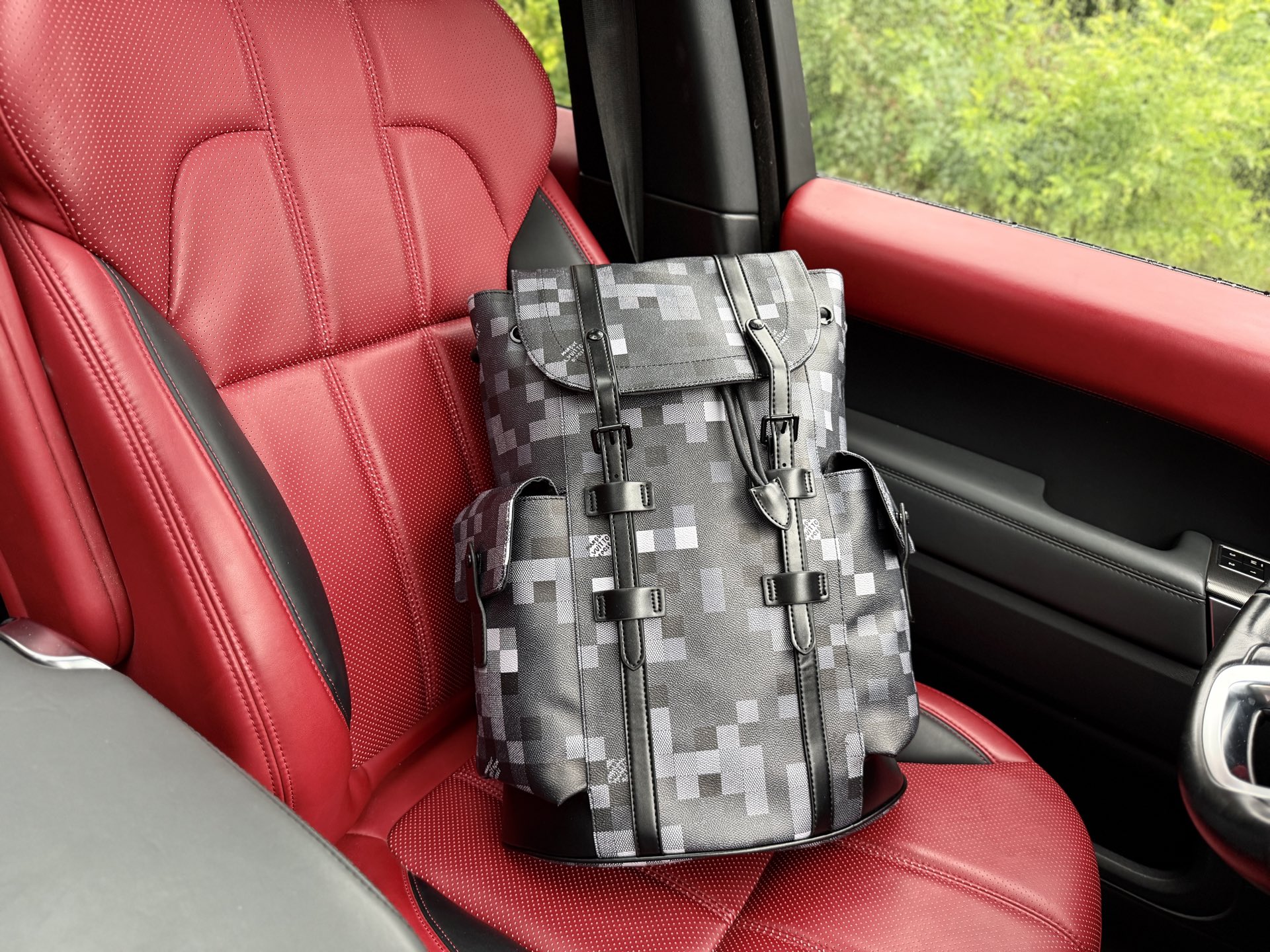 📷高端货 ️ 新款 “ Louis Vuitton”lv双肩包💼 路易威登双肩包 M14952 LOUIS VUITTON CHRISTOPHER 金属件棋盘格设计 Damoflage Black 涂层帆布 背包双肩包 中号 男款 墨灰色 主隔层和翻盖前袋为周末出游或徜徉城市提供充裕随行空间 进口原厂面料🐂 拉链暗袋,超高清五金logo标志、专用里内里.超顺滑拉链、油边超平滑、做工精致每个细节到位!旅行必备款.尺寸:38x44x13cm