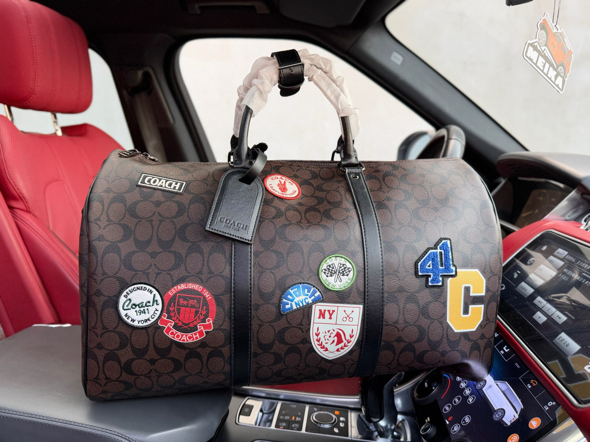 💰300 📷高端货‼️ 新款 “ COACH ”蔻驰旅行袋💼 COACH蔻驰 Venturer 50 经典老花满印拉链开合滑雪贴饰 帆布配皮拼小牛皮 手提单肩斜挎包 大号 男款 棕色 配以可拆卸式皮肩带 高清五金logo标志、专用内里。顺滑拉链、油边平滑、做工精致每个细节到位！潮男必备款。规格：50x26x21cm