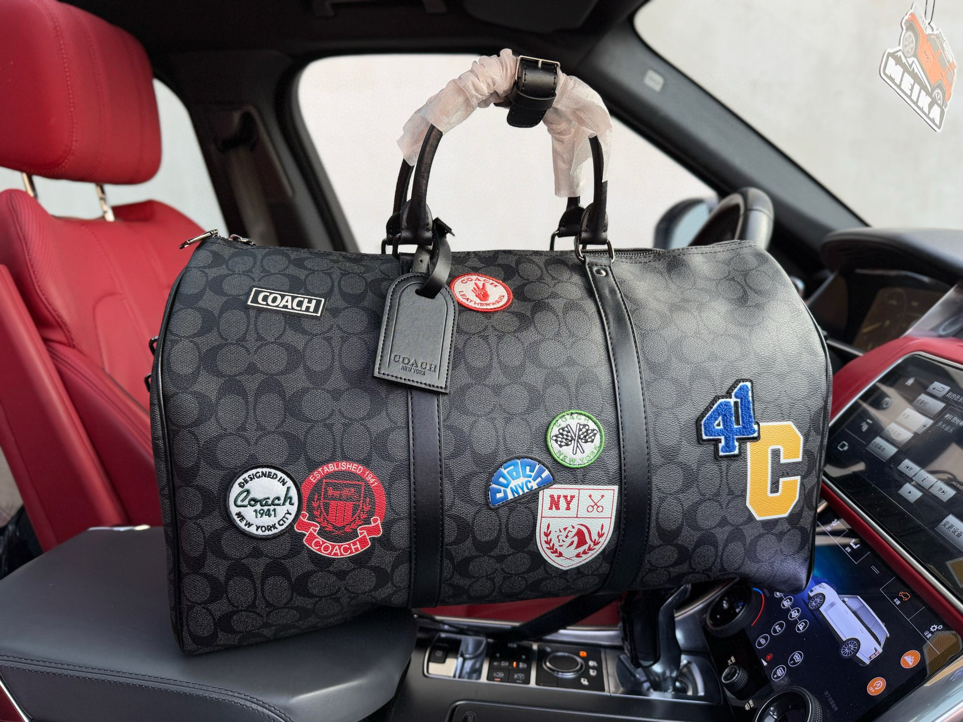 💰300 📷高端货‼️ 新款 “ COACH ”蔻驰旅行袋💼 COACH蔻驰 Venturer 50 经典老花满印拉链开合滑雪贴饰 帆布配皮拼小牛皮 手提单肩斜挎包 大号 男款 黑色 配以可拆卸式皮肩带 高清五金logo标志、专用内里。顺滑拉链、油边平滑、做工精致每个细节到位！潮男必备款。规格：50x26x21cm