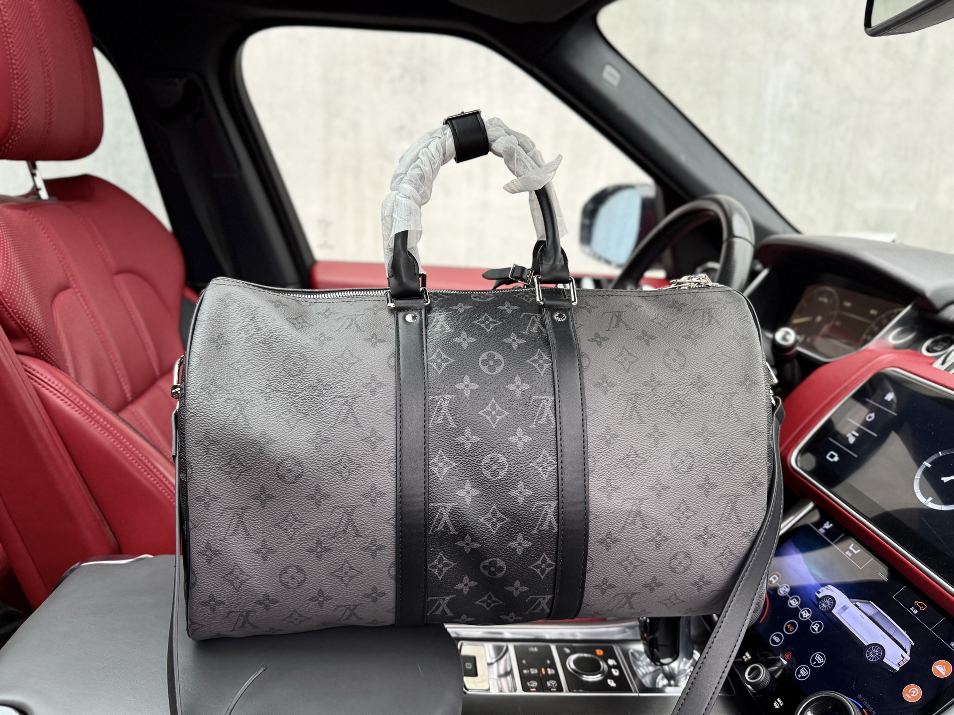 📷高端货 ️ 新款 “ Louis Vuitton ”lv旅行袋💼路易威登旅行袋 M45392 LOUIS VUITTON keepallBandoulière 45老花拼色潮酷 涂层帆布拼牛皮饰边 手提单肩斜挎包旅行包 男款 宽敞的容量和可调节肩带适用于工作、休闲或出行 高清五金logo标志、内里隔层!专用内里.顺滑拉链、做工精致每个细节到位!男人必备款 规格:45x27x20cm