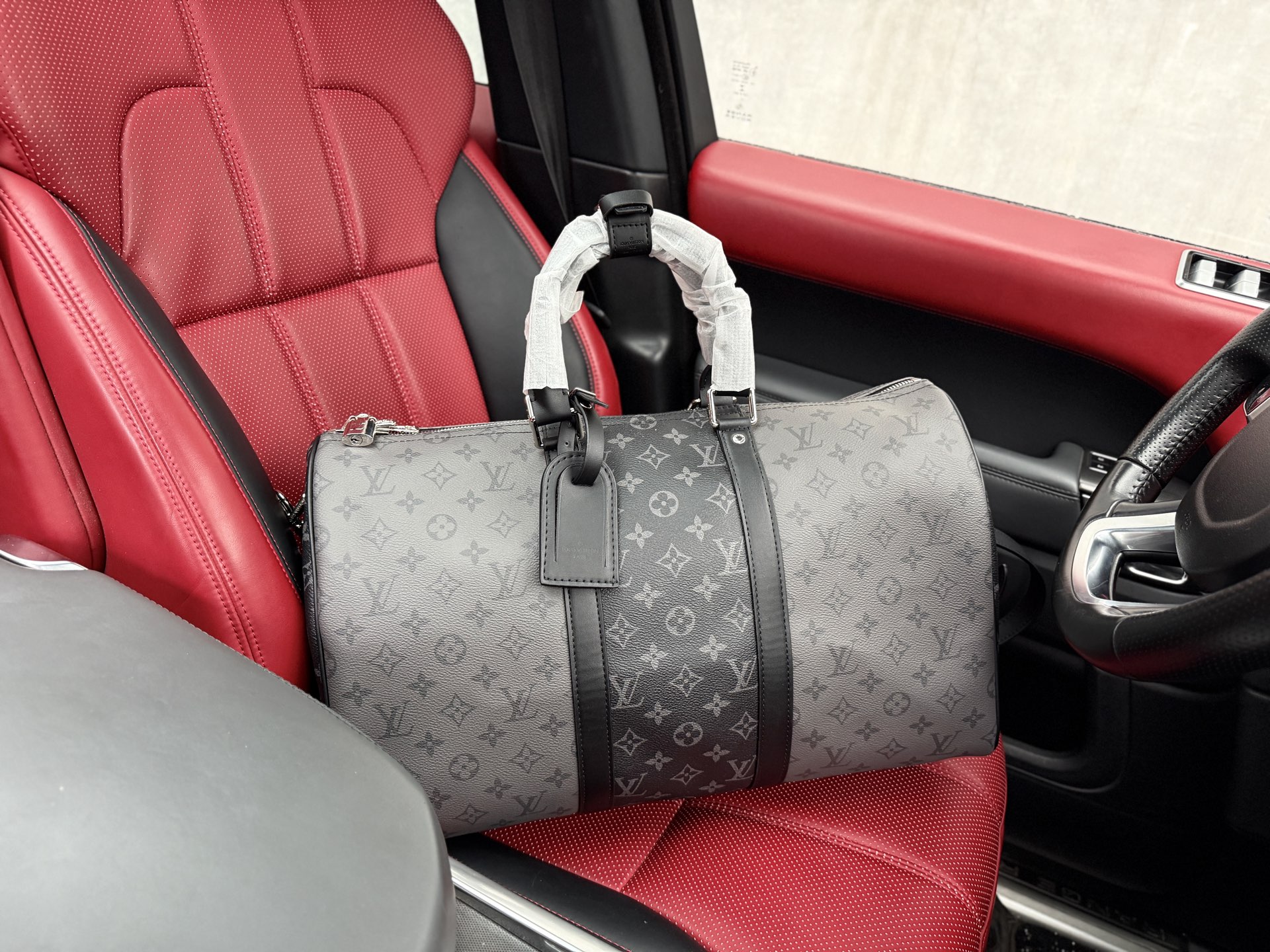 📷高端货 ️ 新款 “ Louis Vuitton ”lv旅行袋💼路易威登旅行袋 M45392 LOUIS VUITTON keepallBandoulière 45老花拼色潮酷 涂层帆布拼牛皮饰边 手提单肩斜挎包旅行包 男款 宽敞的容量和可调节肩带适用于工作、休闲或出行 高清五金logo标志、内里隔层!专用内里.顺滑拉链、做工精致每个细节到位!男人必备款 规格:45x27x20cm