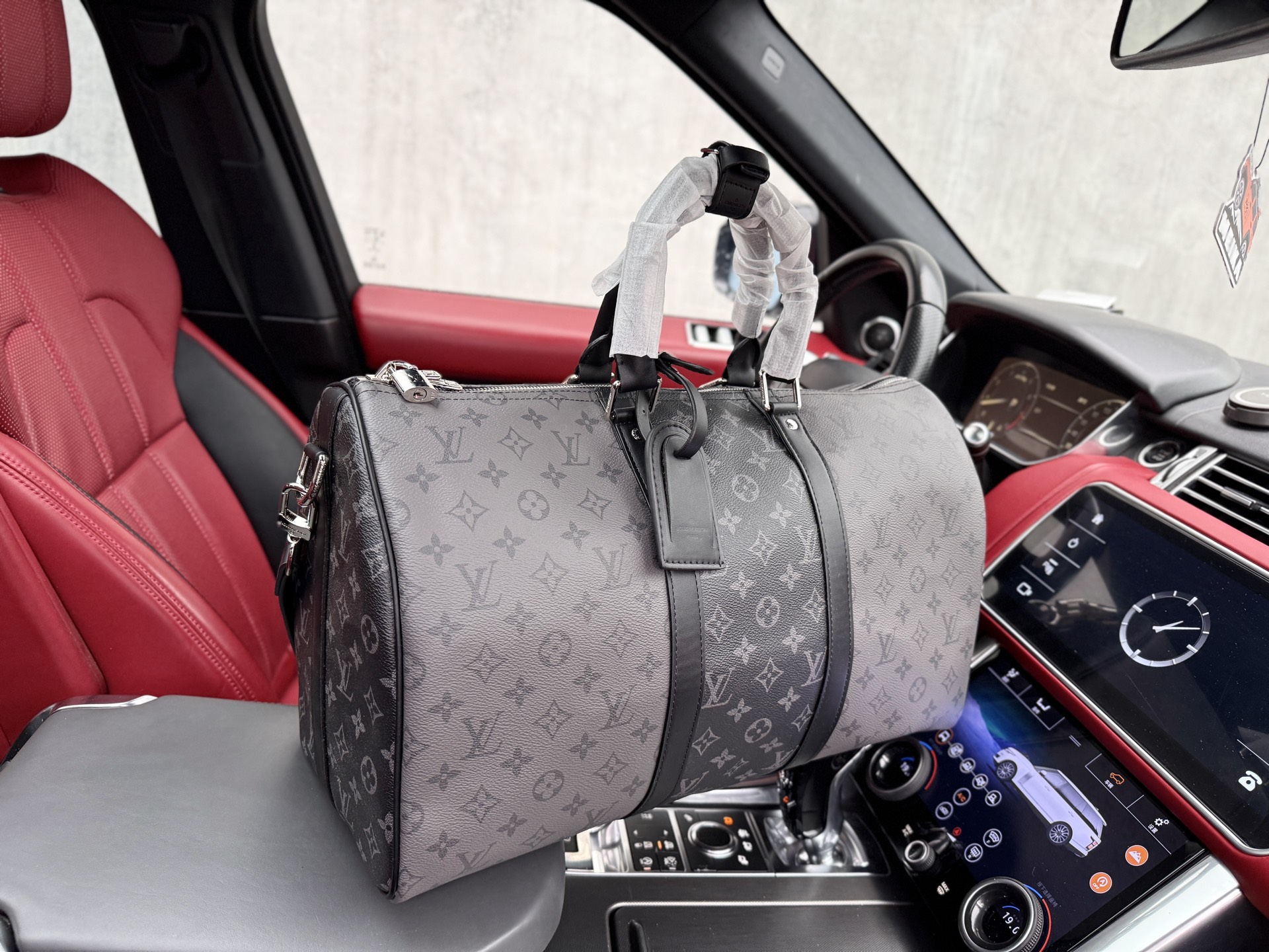 📷高端货 ️ 新款 “ Louis Vuitton ”lv旅行袋💼路易威登旅行袋 M45392 LOUIS VUITTON keepallBandoulière 45老花拼色潮酷 涂层帆布拼牛皮饰边 手提单肩斜挎包旅行包 男款 宽敞的容量和可调节肩带适用于工作、休闲或出行 高清五金logo标志、内里隔层!专用内里.顺滑拉链、做工精致每个细节到位!男人必备款 规格:45x27x20cm