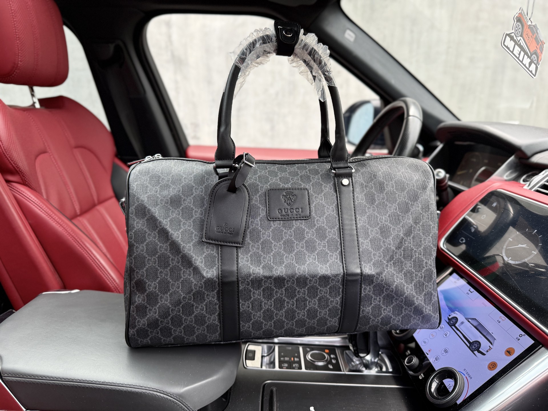 💰300 📷高端货‼️ 新款 “ GUCCI ”古奇旅行袋💼 gucci古驰旅行包 手提斜挎包 keepall 45 经典老花满印可调节可拆卸肩带 涂层帆布拼牛皮革饰边 手提单肩斜挎旅行包 45 男款 黑灰色。容量宽敞,配以可拆卸式皮肩带。超高清五金logo标志 顺滑拉链 油边超顺滑 做工精细到每个细节 男人必备款!尺寸:45x27x20cm