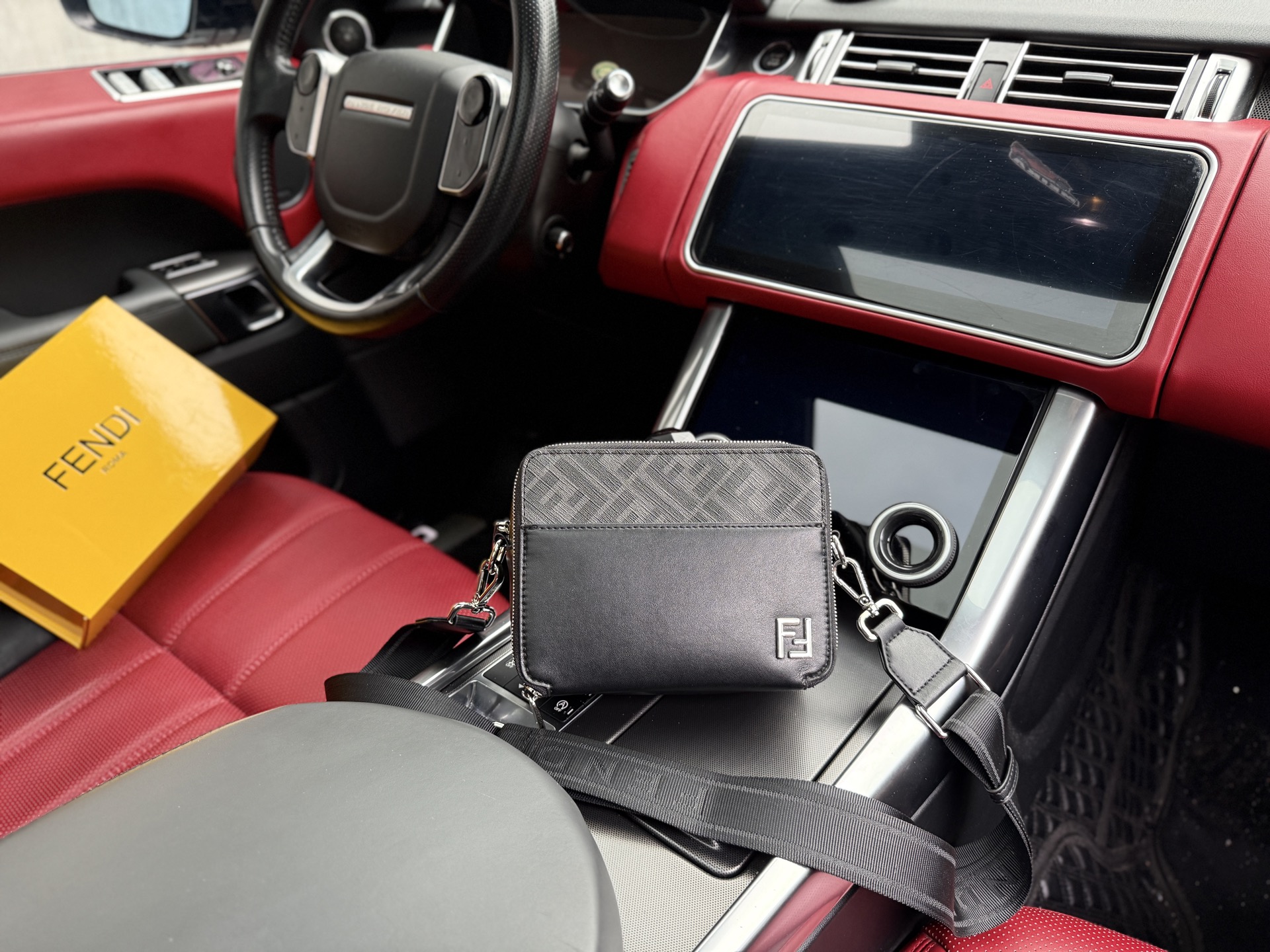 📷高端货‼️ 新款 &ldquo; FENDI &rdquo;芬迪单肩包 💼FENDI芬迪斜挎包 FF金属贴花可调节可拆卸肩带 小牛皮 相机包单肩斜挎包 男款 黑色 进口配牛皮面料🐂Retro 老花Logo 皮革徽标。高清五金logo标志、内里隔层！专用内里。顺滑拉链、做工精致每个细节到位！男人必备款。规格：17.5x13x7cm 配折叠礼盒