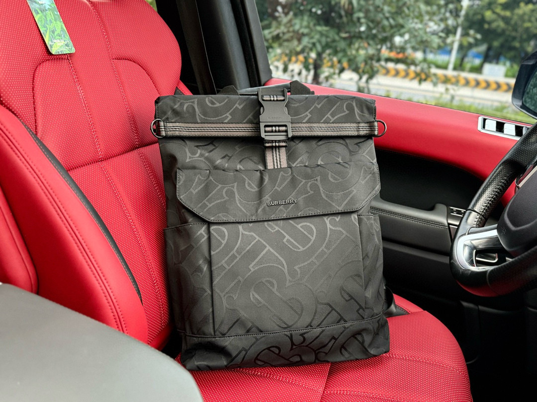 💰320 📷高端货‼️ 新款 “巴宝莉/burberry”双肩包💼 Burberry博柏利 大容量TB专属标识提花满印 皮革 书包背包双肩包 常规 男款 黑色 选用尼龙格纹布艺材质打造🔱装饰提花精品牌微标,搭配精美皮革边饰🔅可用背带斜挎或系于腰部 超高清五金logo标志、专用里内里。超顺滑拉链、油边超平滑、做工精致每个细节到位!潮男健身必备款。规格:36.5x58x19cm