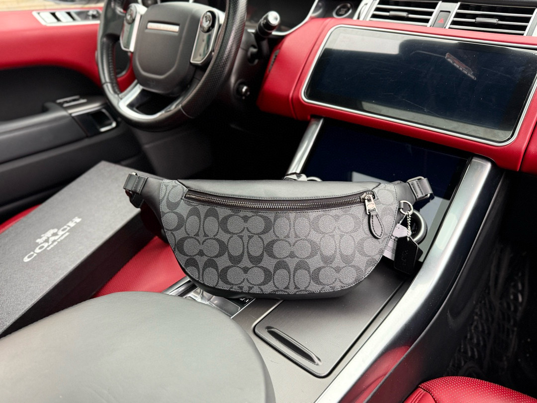 💰240 📷高端货‼️ 新款 “ COACH ”蔻驰腰包 💼蔻驰胸包斜挎单肩包 Warren 33 经典老花满印拉链开合 牛皮 单肩斜挎胸包腰包 大号 男款 炭黑色 进口配牛皮面料🐂Retro 老花Logo 皮革徽标。高清五金logo标志、内里隔层!专用内里。顺滑拉链、做工精致每个细节到位!男人必备款。规格:33x16.5x3cm 配礼盒🎁