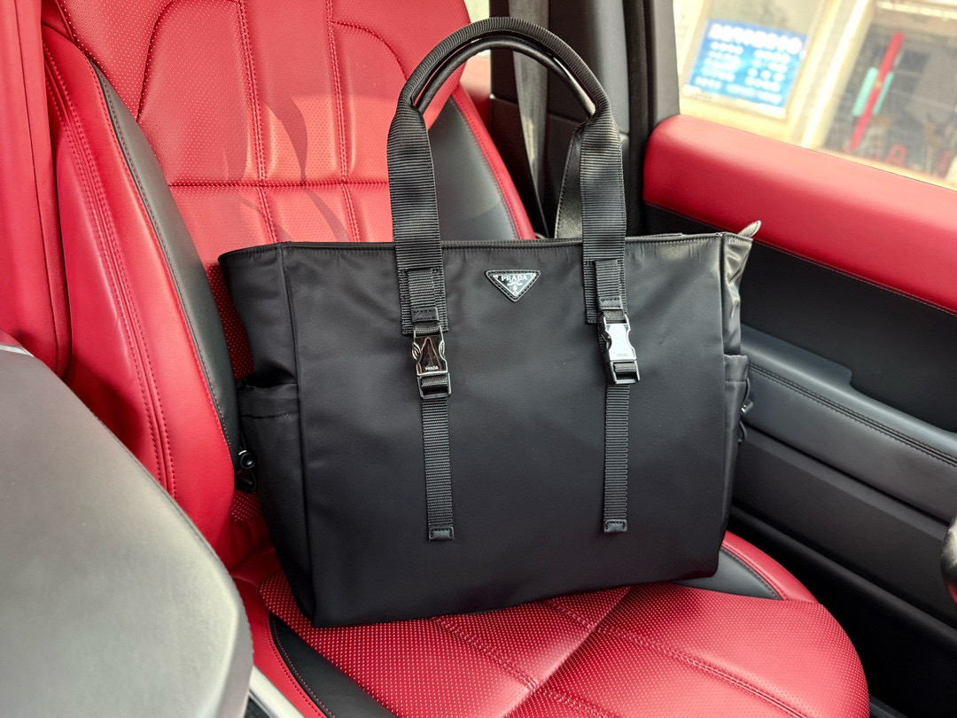 💰300📷高端货‼️ 最新款 “PRADA普拉达”托特包💼 prada手提包 公文包Re-Nylon 拉链开合 再生尼龙和Safhano 皮革 托特包Tote包购物袋 男款 黑色尼龙和Saffiano 皮革斜挎包尼龙材质金属配件和钛金属拉链Prada徽标织物衬里两枚旁开扣 正面三角形珐琅徽标这款摩登时尚的单肩包配有可拆卸的小袋挂饰和空间宽大的内部隔层,彰显功能性。规格:40x36x16cm