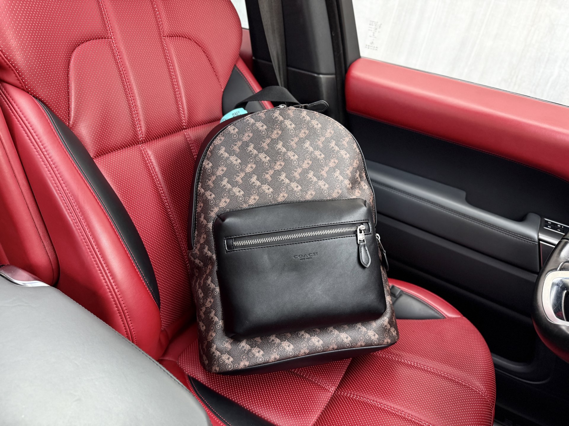 💰300 📷高端货‼️ 新款 “ COACH ”蔻驰双肩包 💼 coach蔻驰学生双肩包 COACH蔻驰 West 32 品牌徽标印花拉链开合 涂层帆布 双肩包 大号 男女同款情侣款 棕褐色 内设电脑隔层 拉链暗袋 高清五金logo标志、专用里内里。顺滑拉链、油边平滑、做工精致每个细节到位！潮男必备款 尺寸：32x42.5x15cm