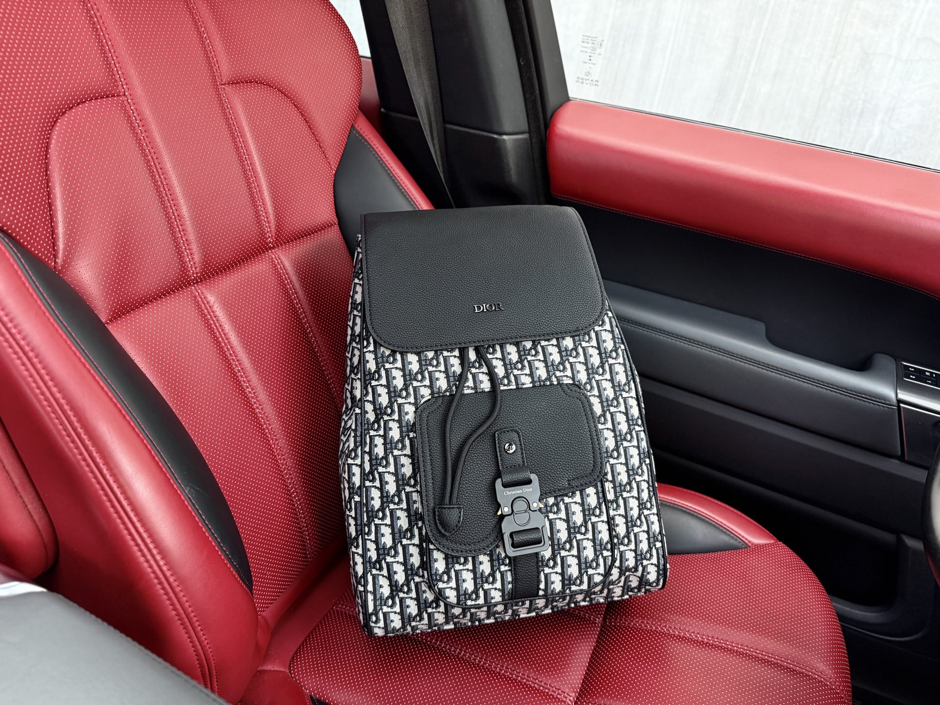 💰320 📷高端货‼️ 新款 “ Door ”迪奥双肩包💼 DIOR迪奥双肩包背包 OBLIQUE 可调节肩带翻盖抽绳开合 粒面牛皮革 双肩包 男款 米色拼黑色 马鞍双肩包 大容量 Saddle 老花满印刺绣拼牛皮革 书包背包双肩包 男款黑色 可融入15寸笔记本电脑 高清五金刻字,专用内里,旅行必备款!规格:26.5x40x15cm