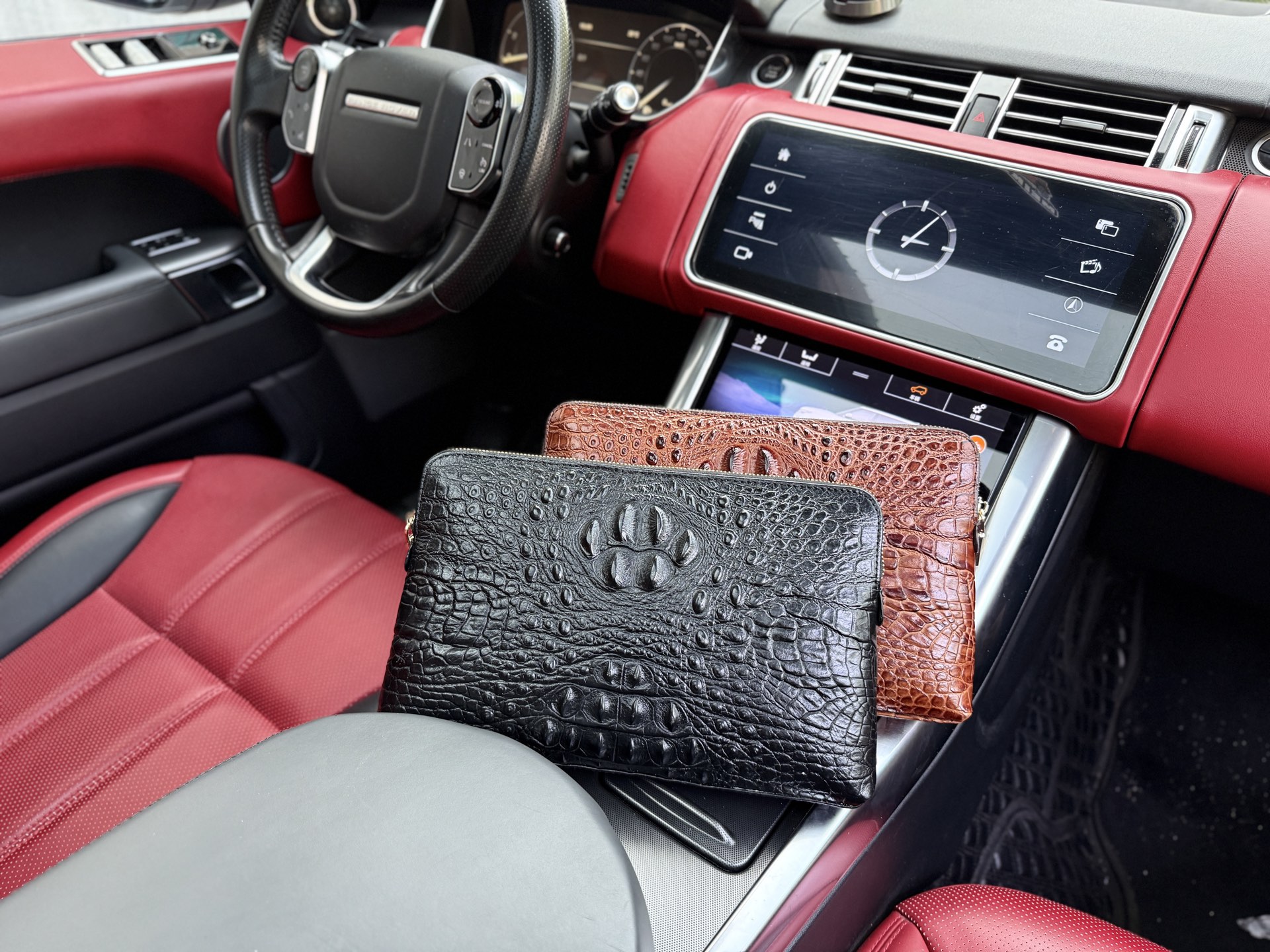 💰240 📷高端货‼️ 新款 鳄鱼手拿包💼 鳄鱼纯皮手抓包 小牛皮手拿包 Ophidia 老花Logo纯皮手拿包 男款 商务休闲 高清五金logo标志、内里隔层！专用内里。顺滑拉链、做工精致每个细节到位！男人必备款。规格：28x18x3cm