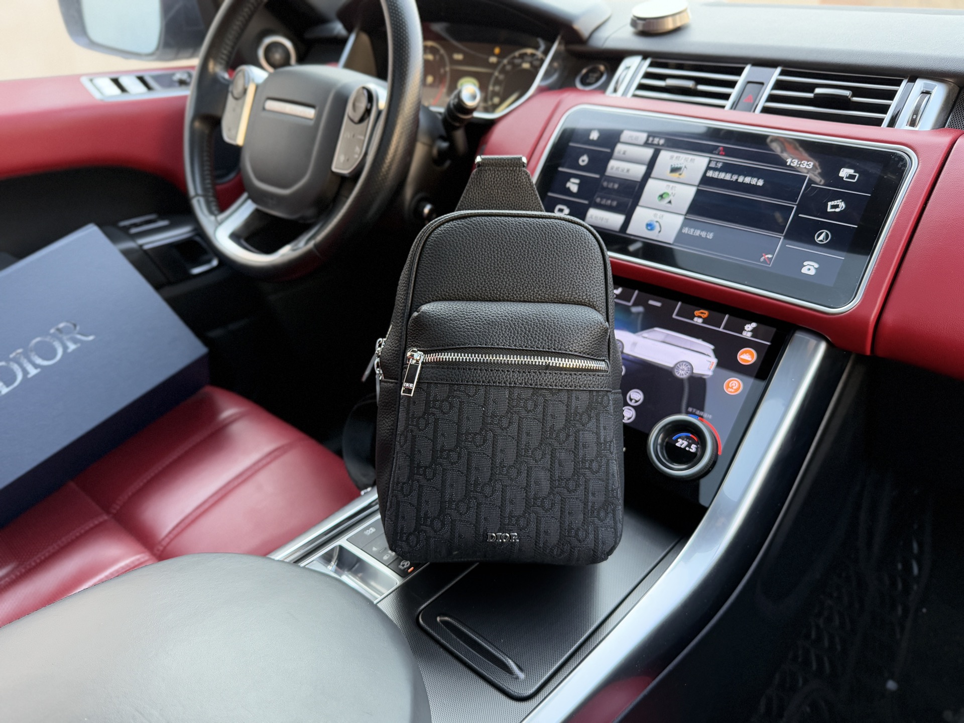 💰280 📷高端货‼️ 新款 “ DIOR ”迪奥胸包💼迪奥斜挎包 DIOR迪奥 Rider 2.0 可调节肩带 小牛皮 斜挎单肩胸包 男款 黑色 单肩斜挎胸包 男款原厂面料🐂高清五金logo标志、专用里内里。顺滑拉链、油边平滑、做工精致每个细节到位。规格:17x26x8cm配礼盒🎁