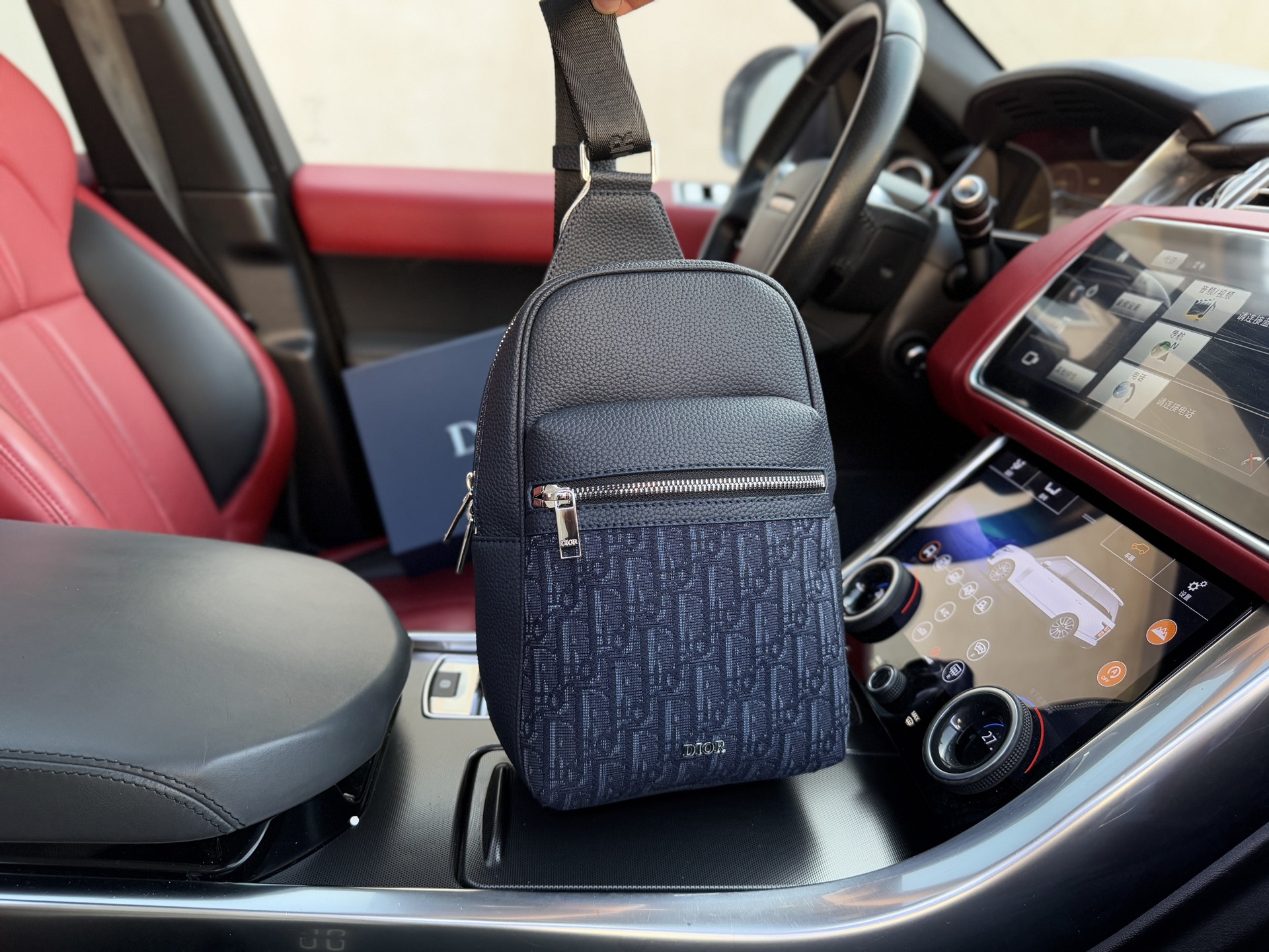 💰260 📷高端货‼️ 新款 “ DIOR ”迪奥胸包💼迪奥斜挎包 DIOR迪奥 Rider 2.0 可调节肩带 小牛皮 斜挎单肩胸包 男款 蓝色 单肩斜挎胸包 男款原厂面料🐂高清五金logo标志、专用里内里。顺滑拉链、油边平滑、做工精致每个细节到位。规格:17x26x8cm配礼盒🎁