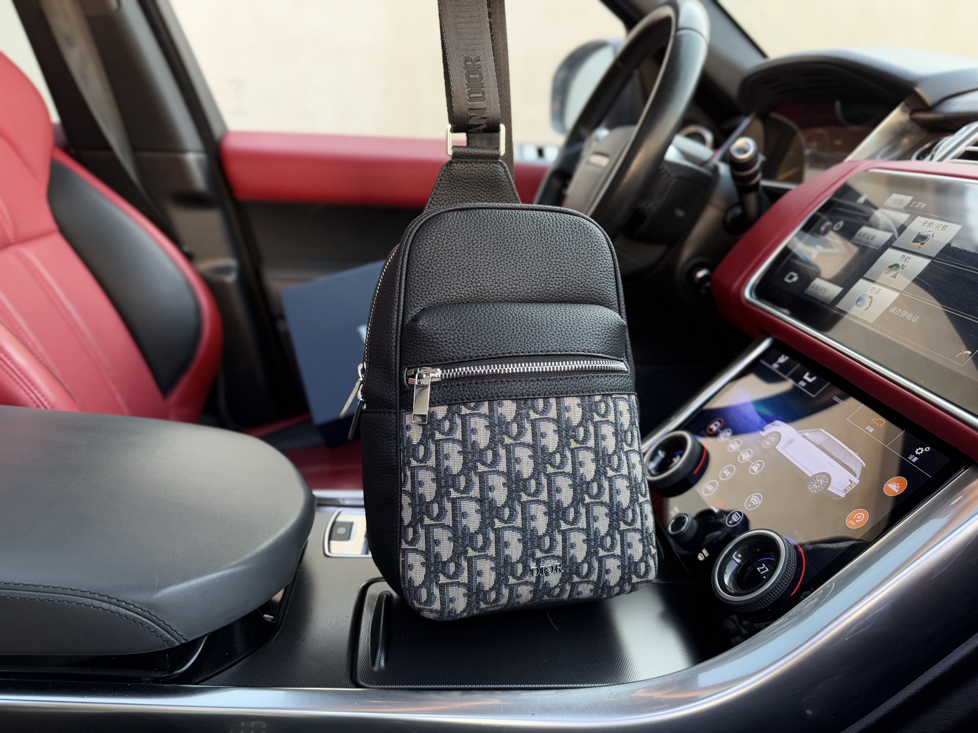 💰260 📷高端货‼️ 新款 “ DIOR ”迪奥胸包💼迪奥斜挎包 DIOR迪奥 Rider 2.0 品牌徽标拉链开合 小牛皮 斜挎单肩包 男款 黑色 单肩斜挎胸包 男款原厂面料🐂高清五金logo标志、专用里内里。顺滑拉链、油边平滑、做工精致每个细节到位。规格:17x26x8cm配礼盒🎁