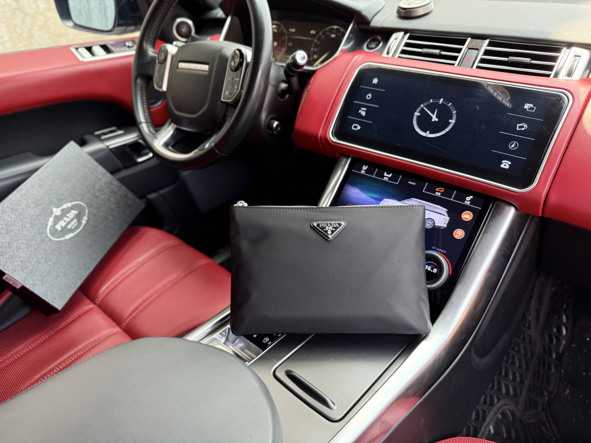 💰240 高端货‼️ 最新款 “ PRADA ”普拉达手拿包💼普拉达手抓包手挽包 尼龙和Saffiano 皮革斜挎包尼龙材质金属配件和钛金属拉链Prada徽标织物衬里两枚旁开扣 正面三角形珐琅徽标这款摩登时尚的单肩包配有可拆卸的小袋挂饰和空间宽大的内部隔层,彰显功能性。尺寸:26x17x4cm 配礼盒🎁