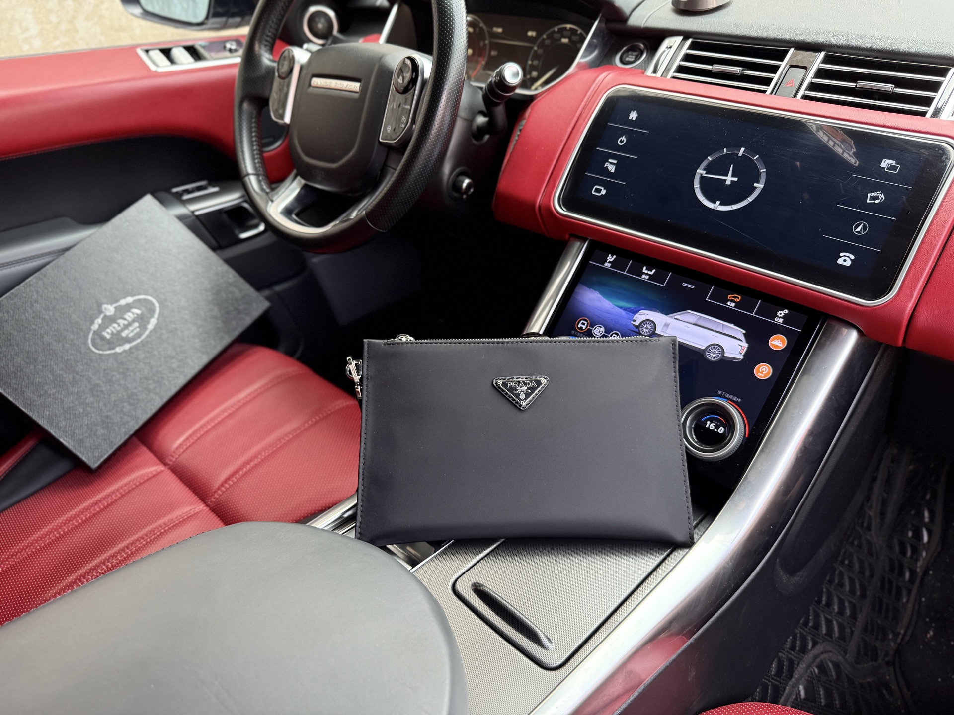 💰240 📷高端货‼️ 最新款 “ PRADA ”普拉达手拿包💼普拉达手抓包手挽包 尼龙和Saffiano 皮革斜挎包尼龙材质金属配件和钛金属拉链Prada徽标织物衬里两枚旁开扣 正面三角形珐琅徽标这款摩登时尚的单肩包配有可拆卸的小袋挂饰和空间宽大的内部隔层,彰显功能性。尺寸:28x18cm 配礼盒🎁