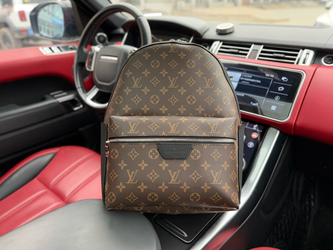 p245 升级版 📷高端货‼️ 新款 “ Louis Vuitton ”lv双肩包💼 路易威登双肩包 M46684 LOUIS VUITTON Discovery 通体老花满印拉链开合 涂层帆布拼牛皮革饰边 背包双肩包 中号 男款 棕色。高清五金logo标志、专用内里 顺滑拉链 做工精致每个细节到位! 规格:31x41x17cm