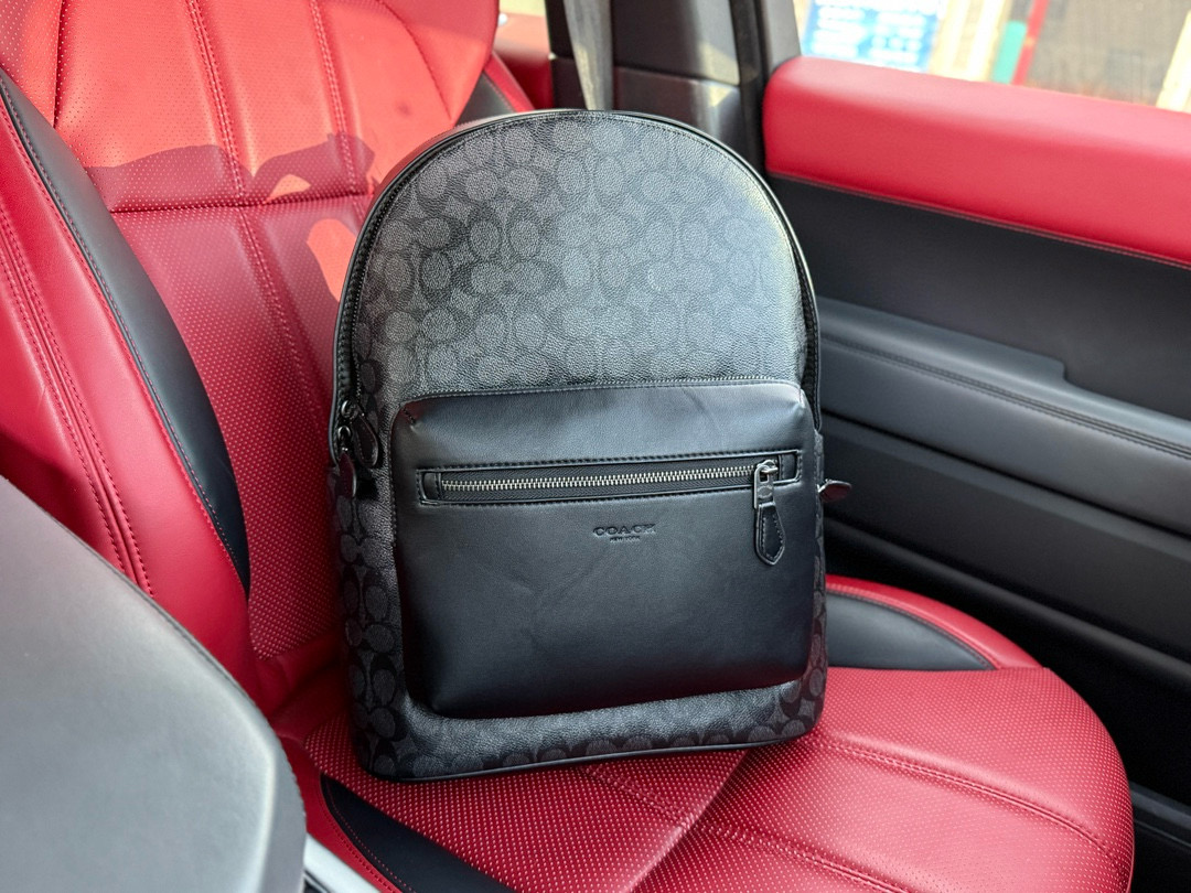 p250 升级版 📷高端货‼️ 新款 “Coach/蔻驰”双肩包💼 COACH蔻驰 Canvas 32 品牌徽标印花拉链开合 涂层帆布 双肩包 大号 男女同款情侣款 木炭色。进口原厂面料🐂内含电脑隔层 拉链暗袋 高清五金logo标志、专用里内里。顺滑拉链、油边平滑、做工精致每个细节到位！旅行必备款。规格：32x42x15cm