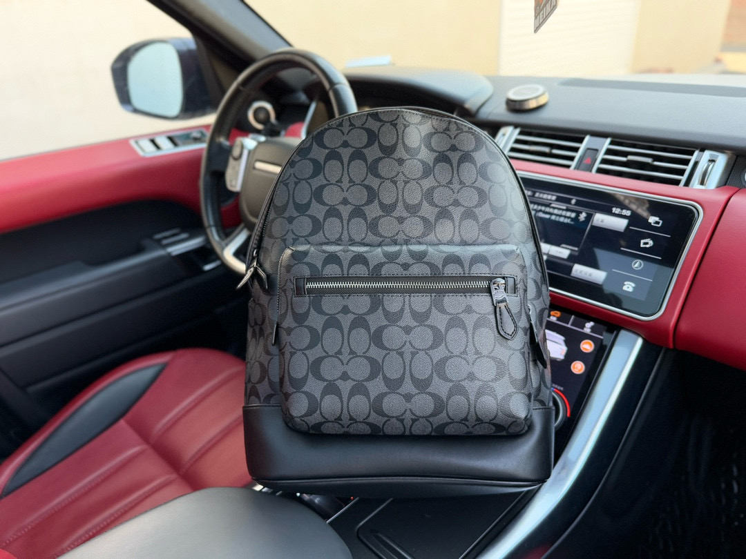 p240 📷高端货‼️ 新款 “ COACH ”蔻驰双肩包 💼 coach蔻驰升级版双肩包 COACH蔻驰 West 35 经典拉链开合大容量老花 涂层帆布拼小牛皮 背包双肩包 大号 男款 黑色 内设电脑隔层 拉链暗袋 高清五金logo标志、专用里内里。顺滑拉链、油边平滑、做工精致每个细节到位!潮男必备款 尺寸:35x44x15cm