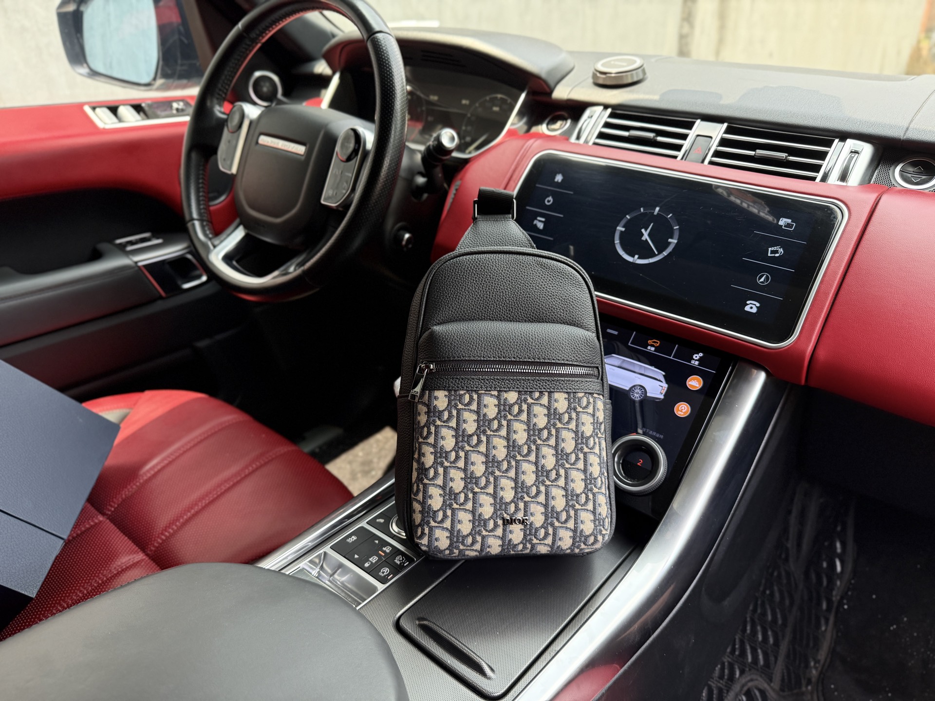 💰260 升级版 📷高端货‼️ 新款 “ DIOR ”迪奥胸包💼迪奥斜挎包 DIOR迪奥 Rider 2.0 可调节肩带 小牛皮 斜挎单肩胸包 男款 黑色 单肩斜挎胸包 男款原厂面料🐂高清五金logo标志、专用里内里。顺滑拉链、油边平滑、做工精致每个细节到位。规格:17x26x8cm配折叠礼盒🎁