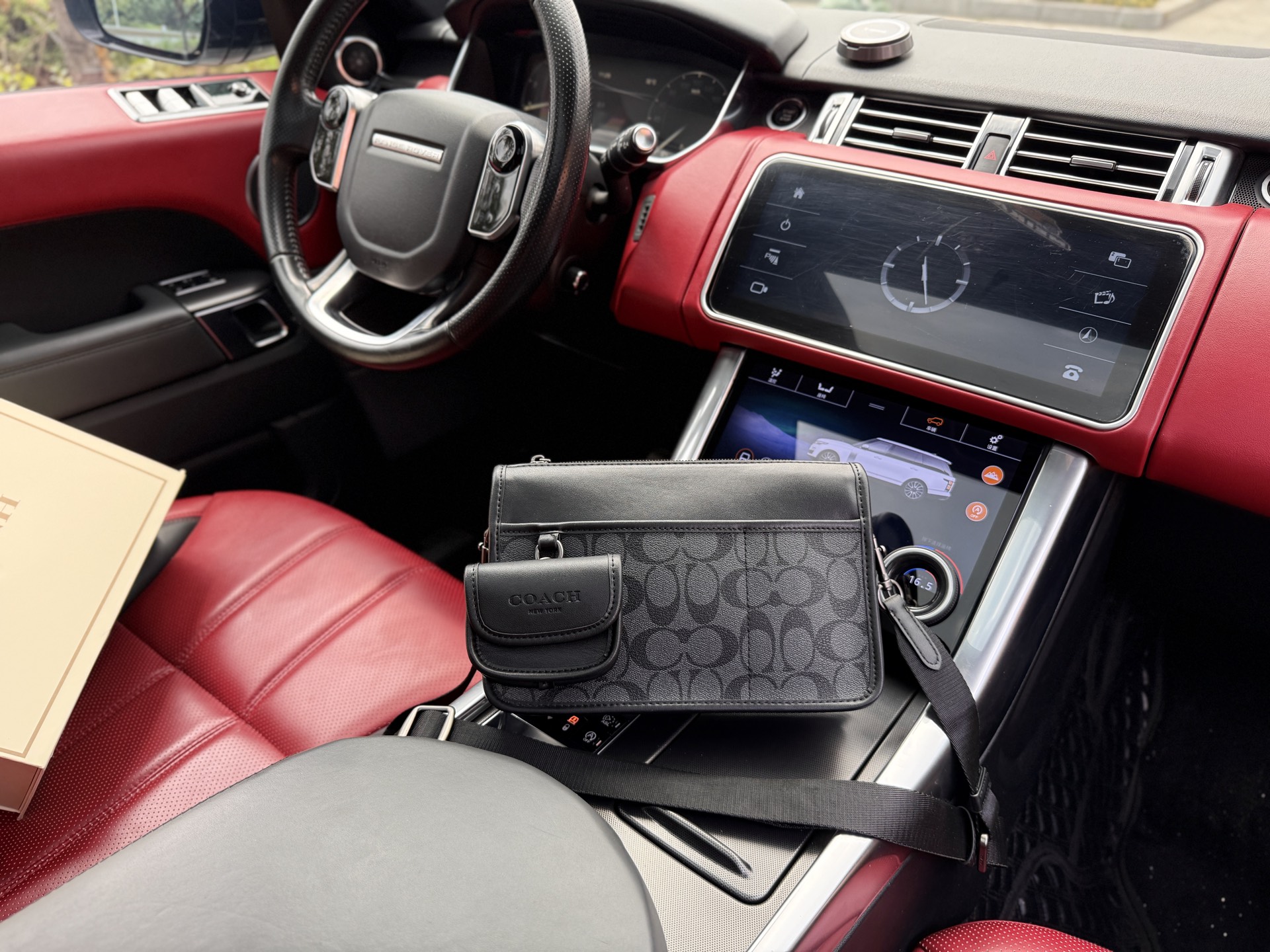 p220 📷高端货‼️ 新款 “ COACH ”蔻驰单肩包💼 coach蔻驰单肩包邮差包 COACH蔻驰 Heritage 25 经典老花拼色多功能三合一 帆布配皮 斜挎包 中号 男款 黑色拼灰色高清五金logo标志、专用里内里。顺滑拉链、边超平滑、做工精致每个细节到位!男人必备款。规格:25x15x5cm。配折叠礼盒🎁