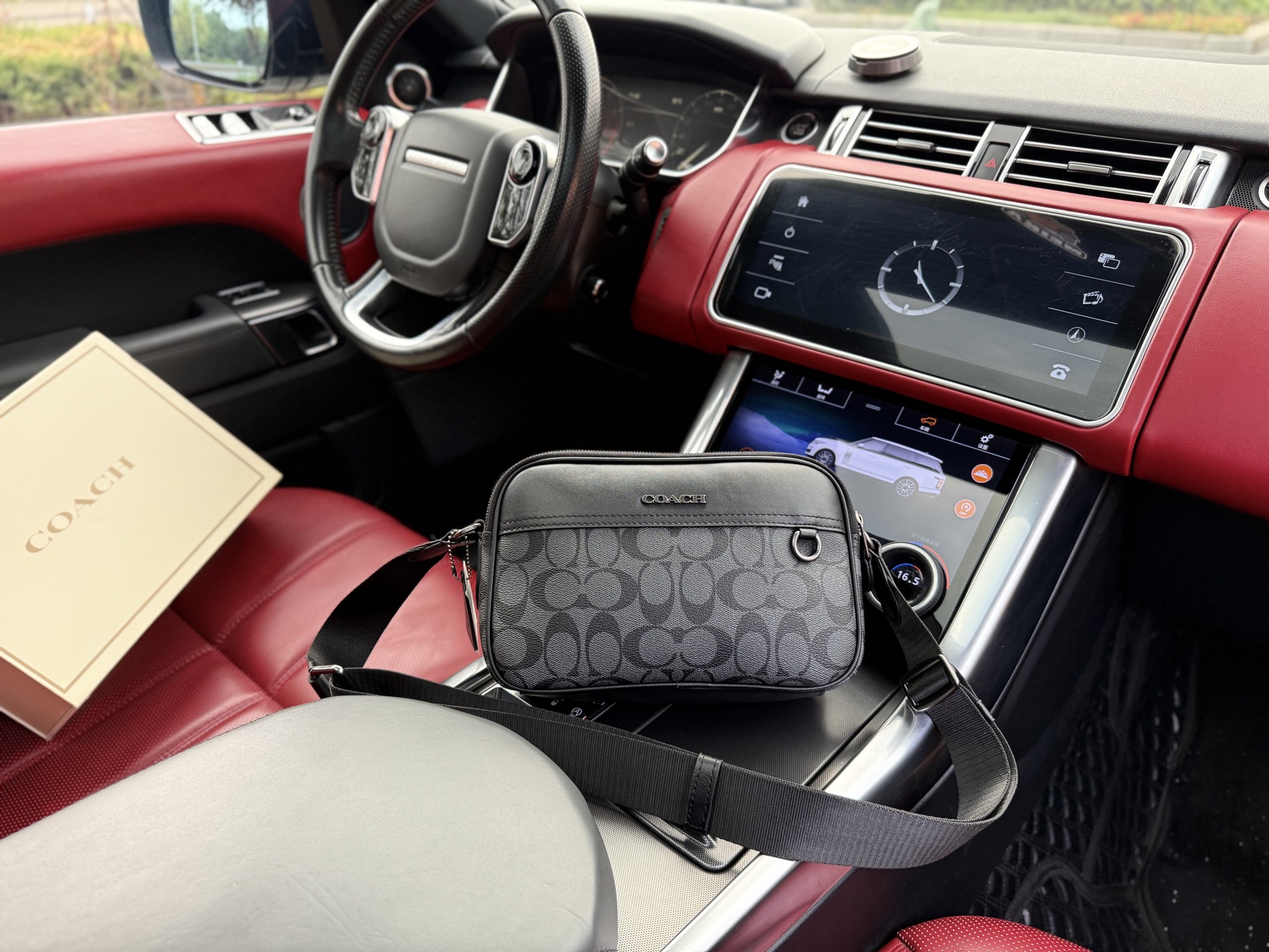 p225 📷高端货‼️ 新款 “ COACH ”蔻驰单肩包💼 coach蔻驰单肩包邮差包 COACH蔻驰 Graham 23 金属Logo标志性吊饰 涂层帆布拼小牛皮 相机包小方包单肩斜挎包 中号 男款 炭黑色 高清五金logo标志、专用里内里。顺滑拉链、边超平滑、做工精致每个细节到位!男人必备款。规格:25x16x8cm。配折叠礼盒🎁