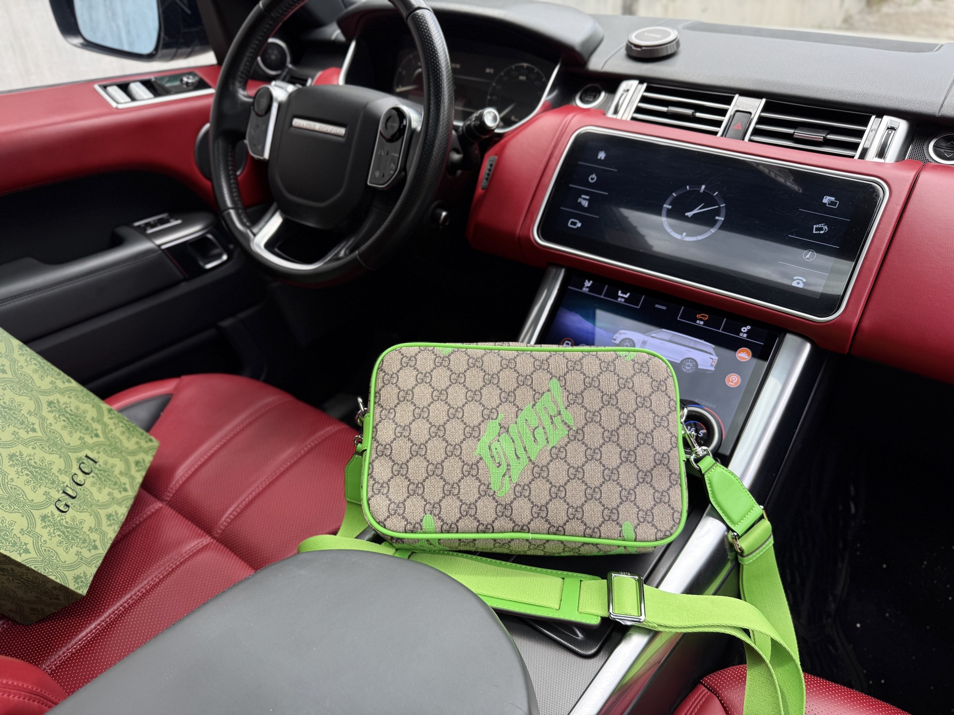 💰260 📷高端货‼️ 新款 “ GUCCI ”古奇单肩包💼 GUCCI古驰邮差包 GUCCI古驰 经典印花可拆卸肩带 涂层织物 斜挎包 中号 男款 米色 百搭经典推荐#高清五金logo标志、内里隔层!专用内里。顺滑拉链、做工精致每个细节到位!男人必备款。规格:27x18x7.5cm 配折叠礼盒🎁