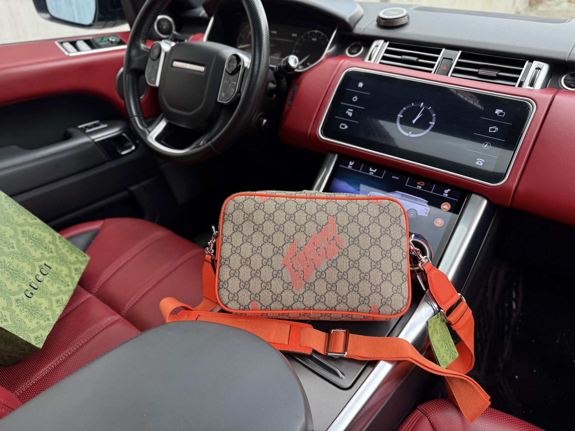 💰260 📷高端货‼️ 新款 “ GUCCI ”古奇单肩包💼 GUCCI古驰邮差包 GUCCI古驰 经典印花可拆卸肩带 涂层织物 斜挎包 中号 男款 棕色 百搭经典推荐#高清五金logo标志、内里隔层!专用内里。顺滑拉链、做工精致每个细节到位!男人必备款。规格:27x18x7.5cm 配折叠礼盒🎁