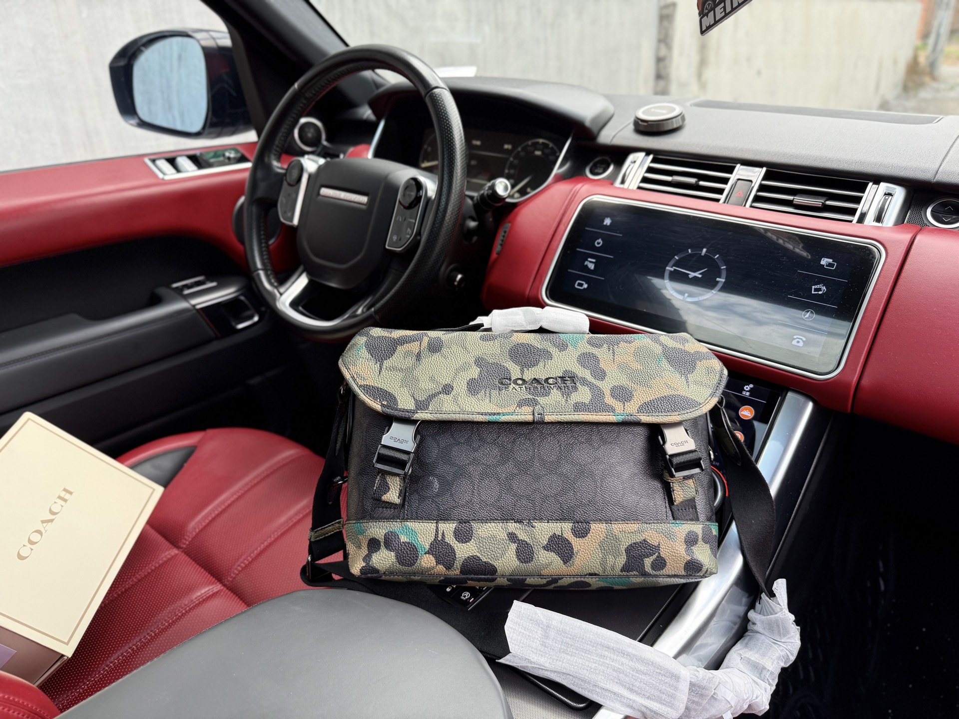 💰280 📷高端货‼️ 新款 “ COACH ”蔻驰单肩包💼 coach蔻驰单肩斜挎包邮差包 COACH蔻驰 League 36 经典老花涂层帆布拼鹅卵石纹印花 皮革 邮差包骑行包单肩包斜挎包 大号 男款 黑色 高清五金logo标志、专用里内里。顺滑拉链、边超平滑、做工精致每个细节到位！男人必备款。规格：31x21x10cm。配礼盒🎁