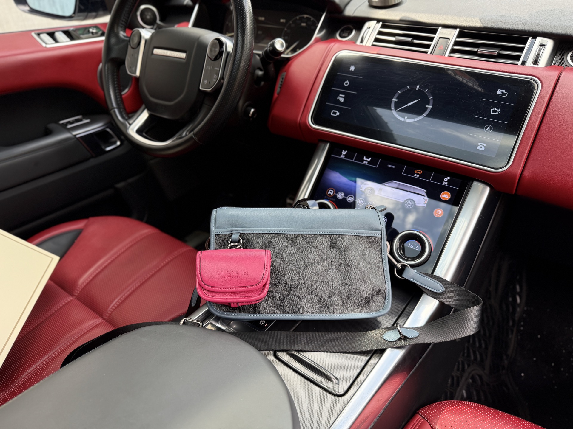 💰260 📷高端货‼️ 新款 “ COACH ”蔻驰单肩包💼 coach蔻驰单肩包邮差包 COACH蔻驰 Heritage 25 经典老花拼色三合一多功能口袋 帆布配皮 斜挎单肩包 男款 黑色拼玫红色 高清五金logo标志、专用里内里。顺滑拉链、边超平滑、做工精致每个细节到位！男人必备款。规格：25x15x5cm。配折叠礼盒🎁