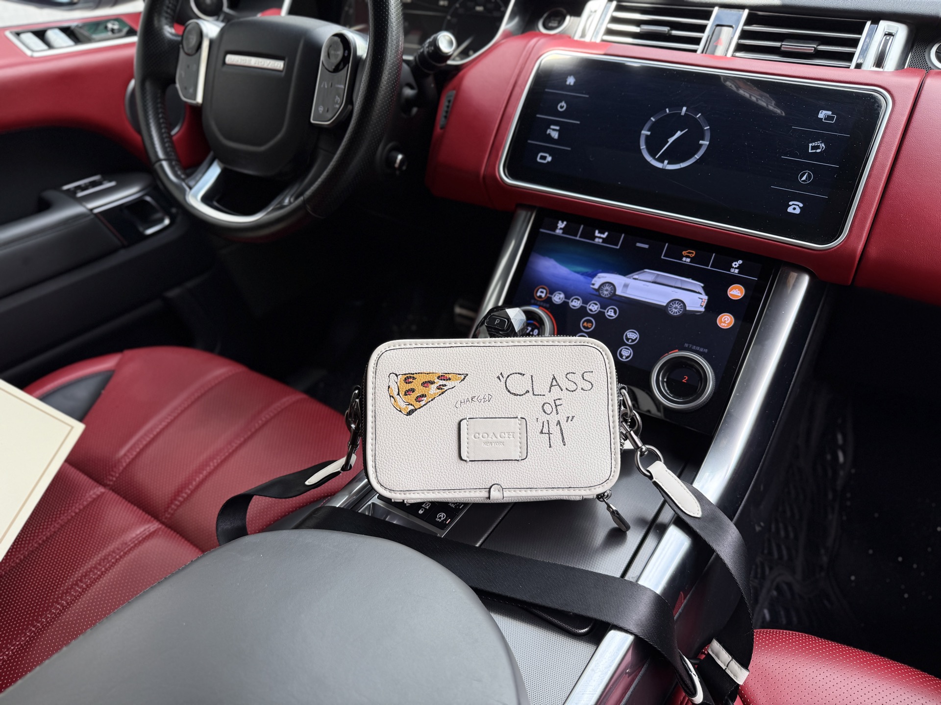 💰280 📷高端货‼️ 新款 “ COACH ”蔻驰单肩包💼 coach蔻驰单肩包邮差包 COACH蔻驰 Wyatt 20 品牌字母标志拉链开合 牛皮革 单肩斜挎包 小号 男款 粉笔白色 高清五金logo标志、专用里内里。顺滑拉链、边超平滑、做工精致每个细节到位!男人必备款。规格:20x12x7cm。配折叠礼盒🎁