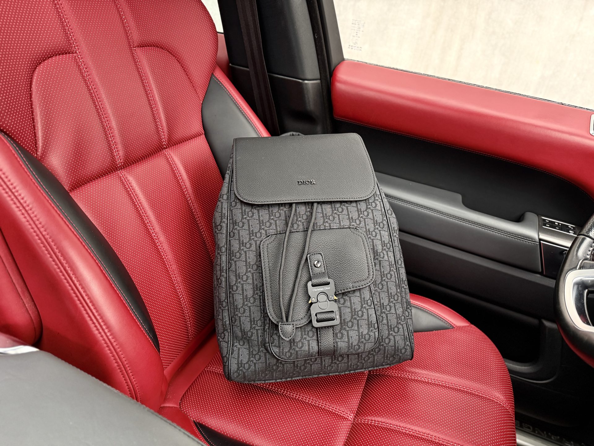 💰320 📷高端货‼️ 新款 “ Door ”迪奥双肩包💼 DIOR迪奥双肩包背包 OBLIQUE 可调节肩带翻盖抽绳开合 粒面牛皮革 双肩包 男款 黑色 马鞍双肩包 大容量 Saddle 老花满印刺绣拼牛皮革 书包背包双肩包 男款黑色 可融入15寸笔记本电脑 高清五金刻字,专用内里,旅行必备款!规格:26.5x40x15cm