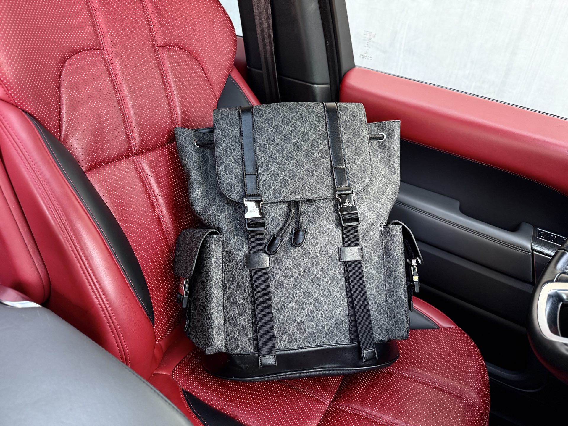 💰280 📷高端货‼️ 新款 “ GUCCI ”古奇双肩包 💼 GUCCI古驰双肩背包 红色织带可调节肩带 帆布拼皮革饰边 双肩包 男款 杏色 高清五金logo标志、专用内里。顺滑拉链、油边平滑、做工精致每个细节到位!潮男必备款。 尺寸:34x43x12cm