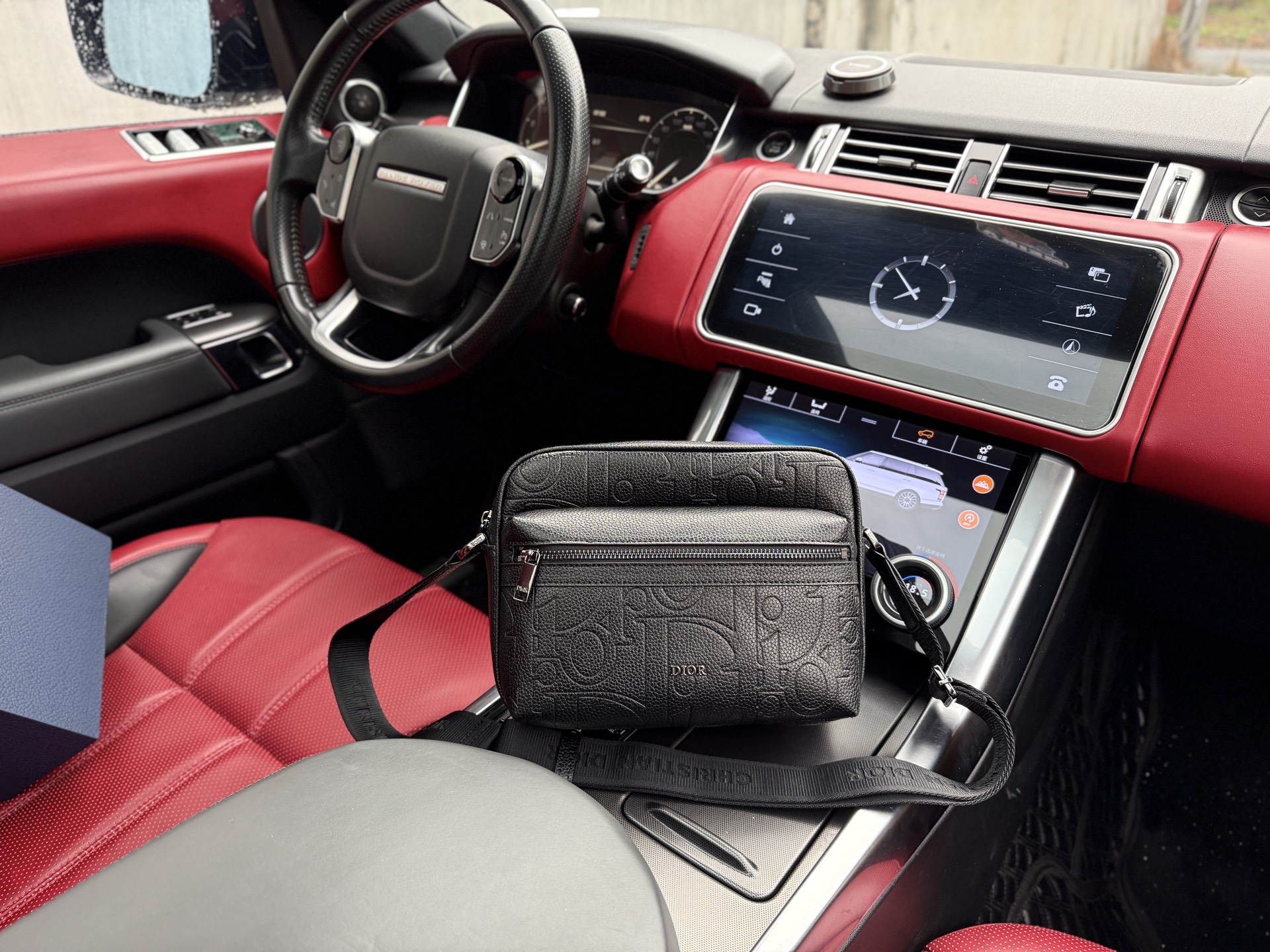 💰260 📷高端货‼️ 新款 “ DIOR ”迪奥单肩包 💼 dior迪奥邮差包 DIOR迪奥 Rider 2.0 可调节肩带拉链开合 Oblique 提花帆布拼粒面小牛皮 邮差包单肩斜挎包 常规 男款 黑色 进口原厂帆布面料🐂高清五金logo标志、专用里内里。rj超顺滑拉链、油边超平滑、做工精致每个细节到位!潮男必备款。规格:大号:23x17x8cm 小号:19x14x7cm 配折叠礼盒🎁