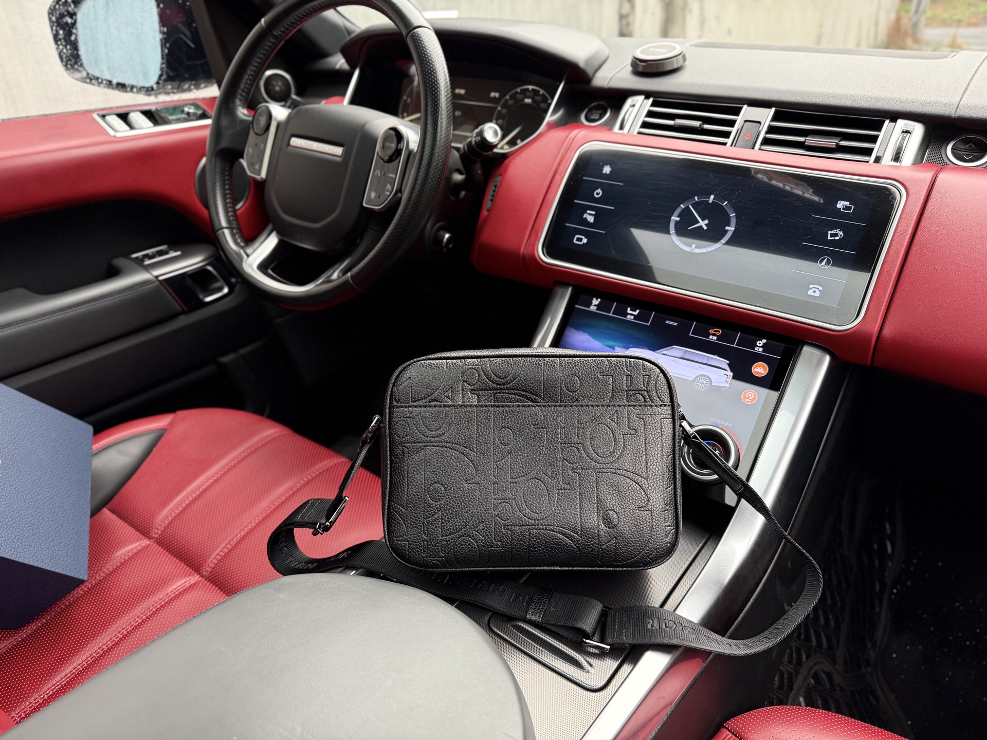 💰260 📷高端货‼️ 新款 “ DIOR ”迪奥单肩包 💼 dior迪奥邮差包 DIOR迪奥 Rider 2.0 可调节肩带拉链开合 Oblique 提花帆布拼粒面小牛皮 邮差包单肩斜挎包 常规 男款 黑色 进口原厂帆布面料🐂高清五金logo标志、专用里内里。rj超顺滑拉链、油边超平滑、做工精致每个细节到位!潮男必备款。规格:大号:23x17x8cm 小号:19x14x7cm 配折叠礼盒🎁