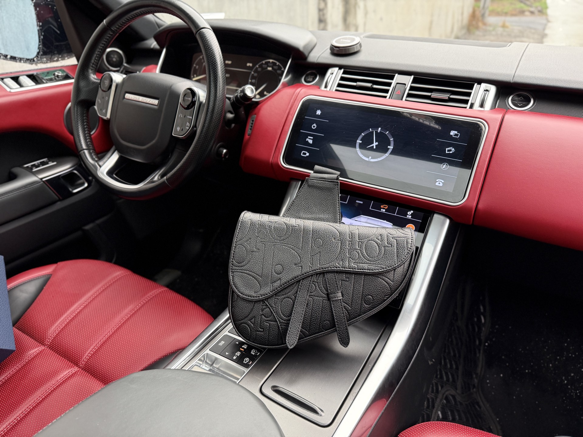 💰280 📷高端货‼️ 新款 “ DIOR ”迪奥单肩包 💼 dior迪奥邮差包 DIOR迪奥 标志性压花图案磁性翻盖开合 小牛皮 马鞍包斜挎胸包 男款 黑色  进口原厂帆布面料🐂高清五金logo标志、专用里内里。rj超顺滑拉链、油边超平滑、做工精致每个细节到位！潮男必备款。规格：大号：26x20x4cm 配折叠礼盒🎁