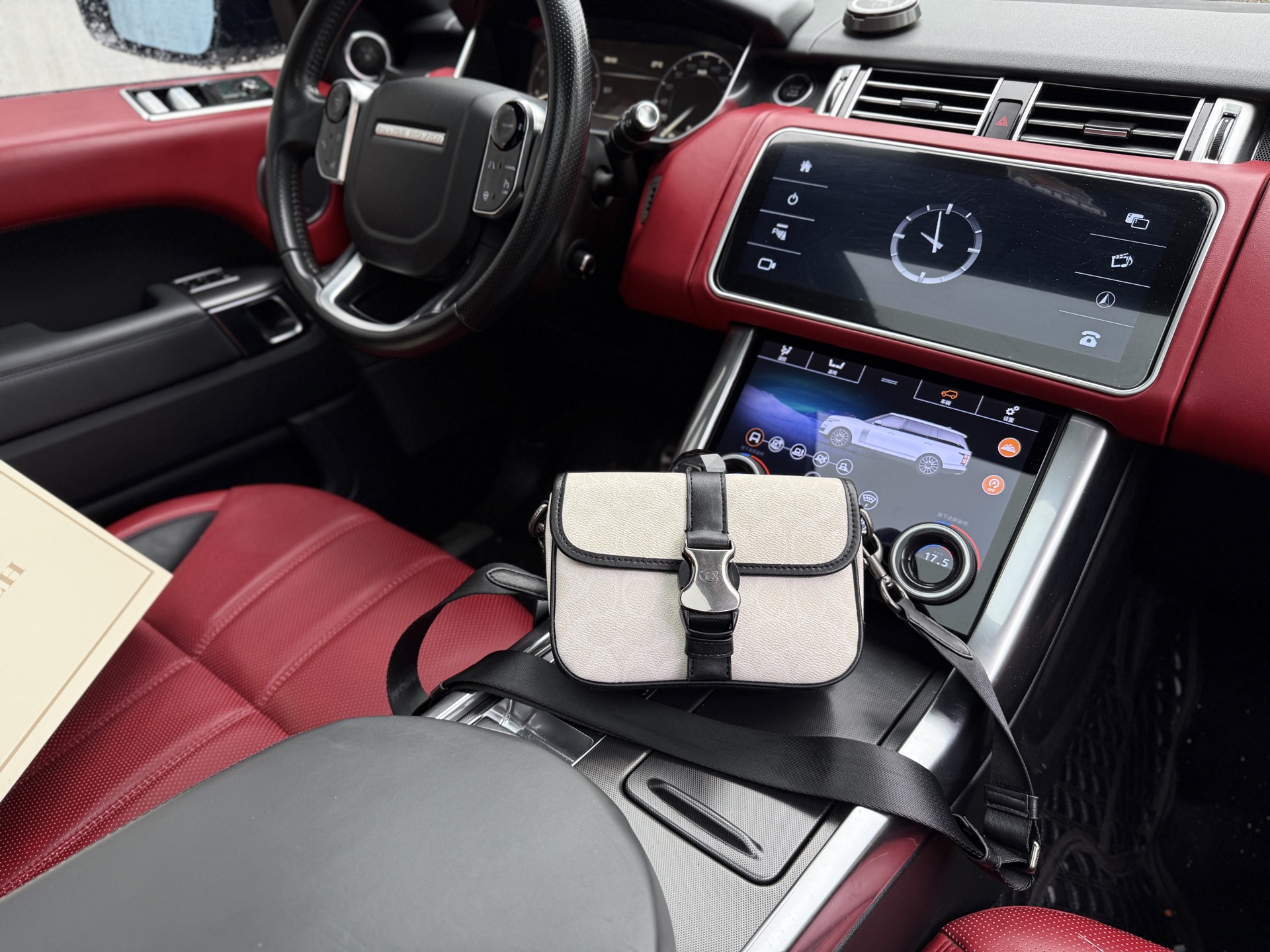 💰260 📷高端货‼️ 新款 “ COACH ”蔻驰单肩包💼 coach蔻驰单肩包邮差包 COACH蔻驰 League 19 品牌经典印花 帆布 斜挎单肩包 小号 男款 黑色拼白色 高清五金logo标志、专用里内里。顺滑拉链、边超平滑、做工精致每个细节到位！男人必备款。规格：19x14x6cm 配折叠礼盒🎁