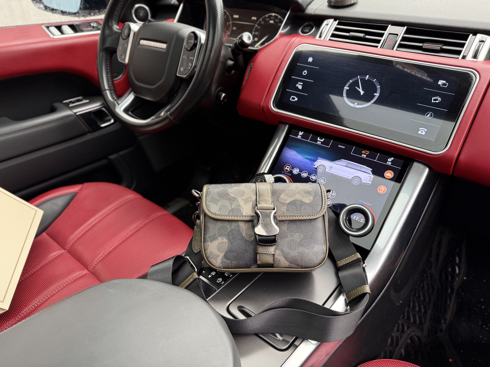 💰260 📷高端货‼️ 新款 “ COACH ”蔻驰单肩包💼 coach蔻驰单肩包邮差包 COACH蔻驰 League 19 迷彩印花可拆卸肩带 标志性涂层帆布 单肩包 小号 男款 绿色  高清五金logo标志、专用里内里。顺滑拉链、边超平滑、做工精致每个细节到位！男人必备款。规格：19x14x6cm 配折叠礼盒🎁