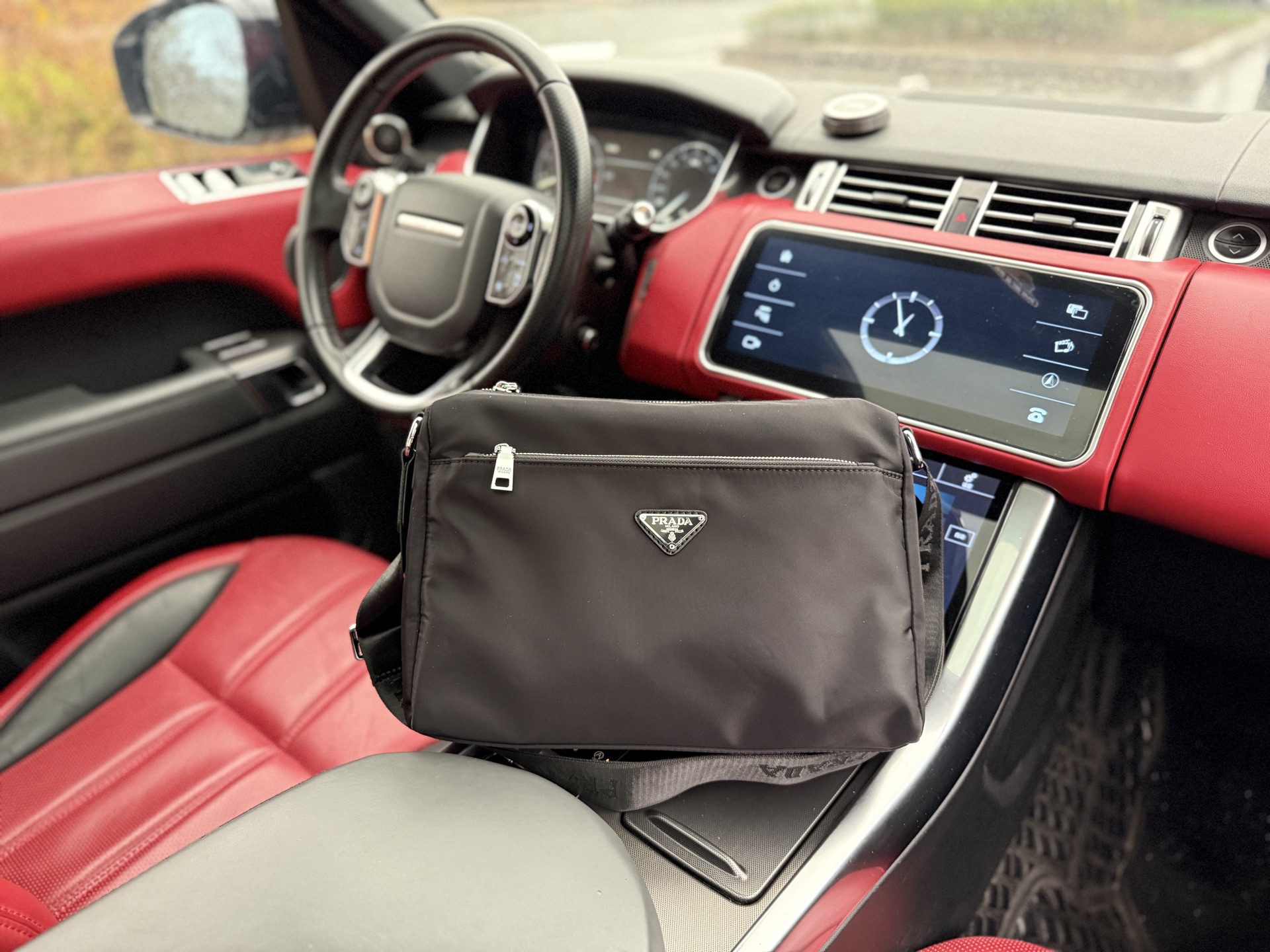 💰240 📷高端货‼️ 最新款 “ PRADA ”普拉达单肩包💼普拉达邮差包手提斜挎包 字母Logo徽标可调节肩带Saffiano皮革邮差包单肩斜挎包 男款 黑色 尼龙和Saffiano 皮革斜挎包尼龙材质金属配件和钛金属拉链Prada徽标织物衬里两枚旁开扣 正面三角形珐琅徽标这款摩登时尚的单肩包配有可拆卸的小袋挂饰和空间宽大的内部隔层,彰显功能性。顺滑拉链 专用内里 高清五金标识。规格:33x22x12cm