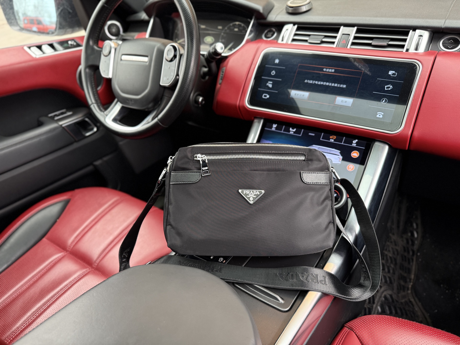 💰240 📷高端货‼️ 最新款 “ PRADA ”普拉达单肩包💼普拉达邮差包手提斜挎包 字母Logo徽标可调节肩带Saffiano皮革邮差包单肩斜挎包 男款 黑色 尼龙和Saffiano 皮革斜挎包尼龙材质金属配件和钛金属拉链Prada徽标织物衬里两枚旁开扣 正面三角形珐琅徽标这款摩登时尚的单肩包配有可拆卸的小袋挂饰和空间宽大的内部隔层,彰显功能性。顺滑拉链 专用内里 高清五金标识。规格:28x18x8cm