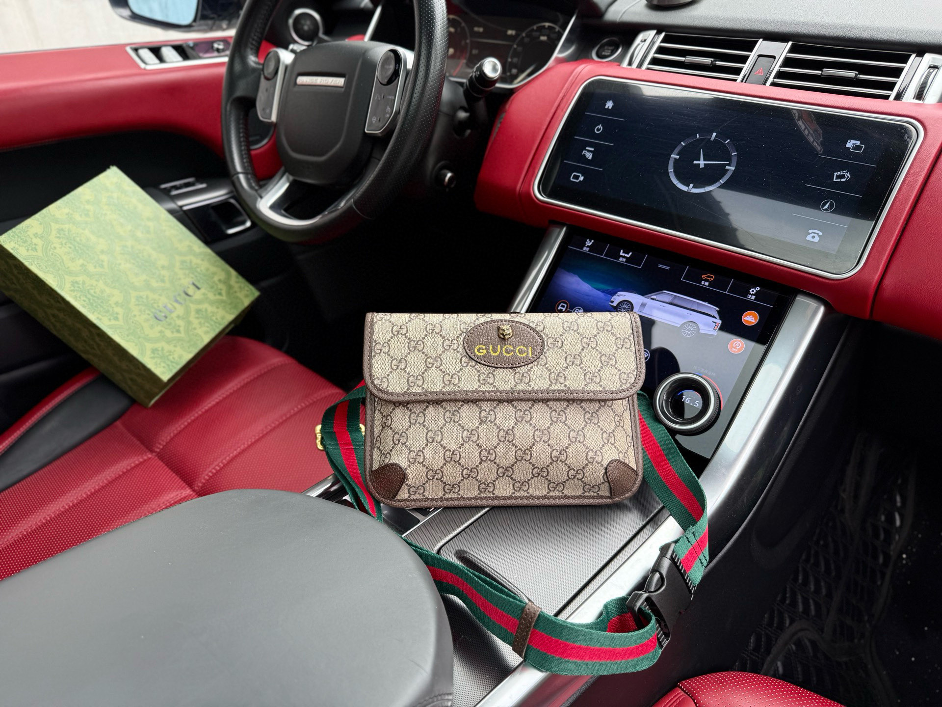 💰220 📷高端货‼️ 新款 “ GUCCI ”古奇腰包💼 GUCCI古驰单肩包 虎头斜挎包 GUCCI古驰 Neo Vintage系列 烫金徽标老花满印虎头装饰条纹肩带 帆布拼皮 邮差包 腰包斜挎包 小号 男款 乌木色/棕色 高清五金logo标志、内里隔层!专用内里。顺滑拉链、做工精致每个细节到位!男人必备款。规格:24x17x3.5cm 配折叠礼盒🎁