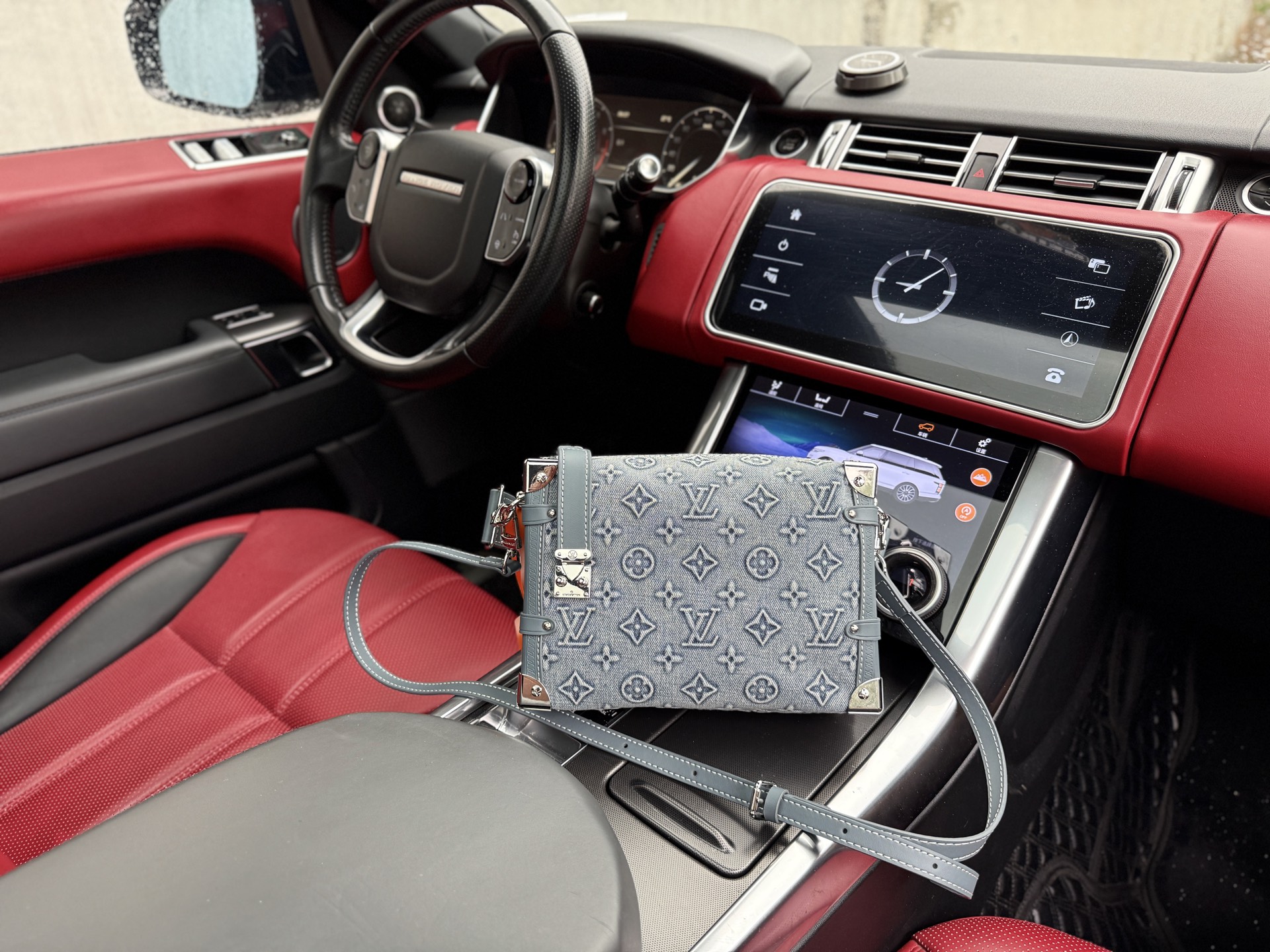 📷高端货 ️ 新款 “ Louis Vuitton ”lv单肩包 💼谷爱凌同款邮差包 M22944 LOUIS VUITTON Side Trunk PM 可拆卸可调节肩带字母组合 涂层帆布 软盒子单肩斜挎手提包 男女款 牛仔蓝 进口配牛皮面料🐂Retro 老花Logo 皮革徽标.高清五金logo标志、内里隔层!专用内里.顺滑拉链、做工精致每个细节到位!男人必备款.规格:24x16x8cm 配飞机盒✈️➕折叠礼盒🎁