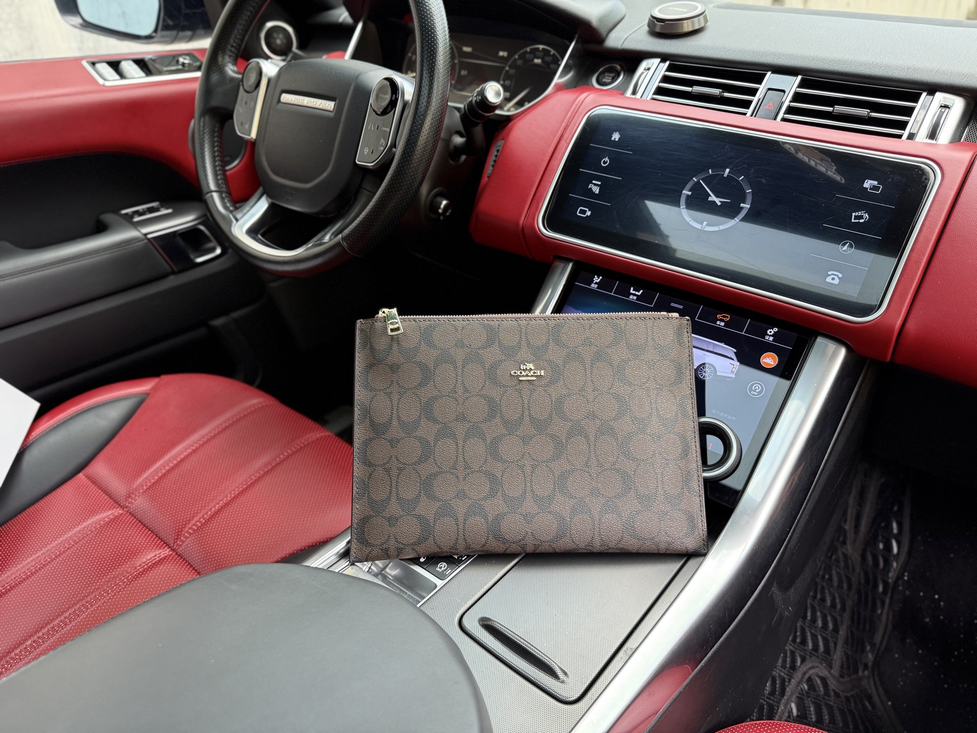 💰240 📷高端货‼️ 新款 “ COACH ”蔻驰手拿包💼 蔻驰男士手拿包 经典老花满印压纹长款拉链开合 牛皮 手拿包 钱夹钱包 男款 棕色 高清五金logo标志、专用里内里。顺滑拉链、边超平滑、做工精致每个细节到位!男人必备款。规格:30x20cm。配礼盒🎁