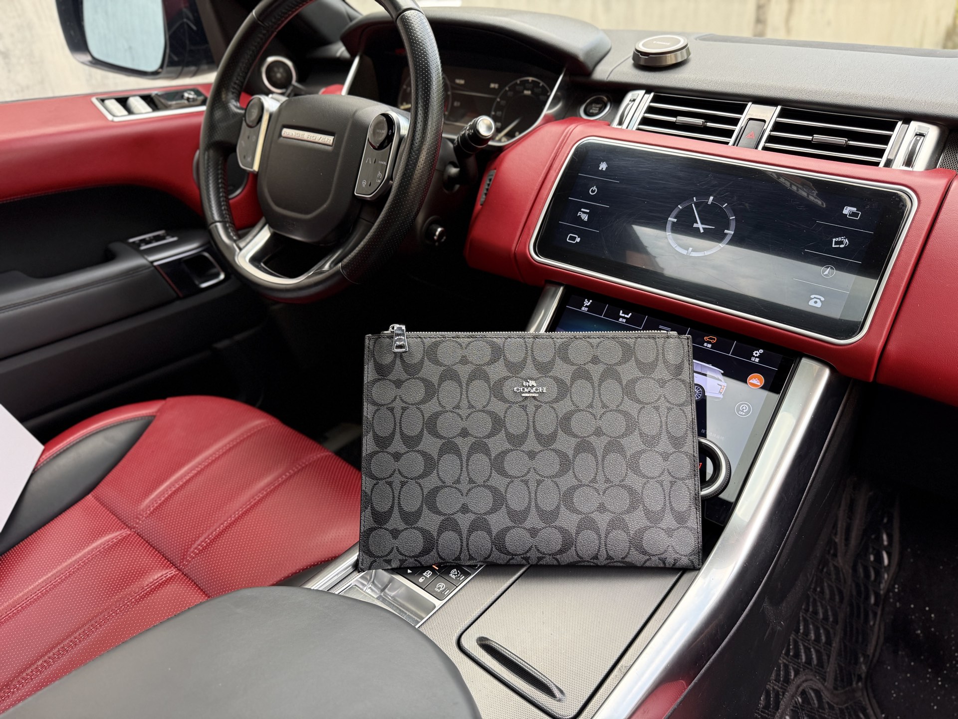 💰240 📷高端货‼️ 新款 “ COACH ”蔻驰手拿包💼 蔻驰男士手拿包 经典老花满印压纹长款拉链开合 牛皮 手拿包 钱夹钱包 男款 黑色 高清五金logo标志、专用里内里。顺滑拉链、边超平滑、做工精致每个细节到位!男人必备款。规格:30x20cm。配礼盒🎁