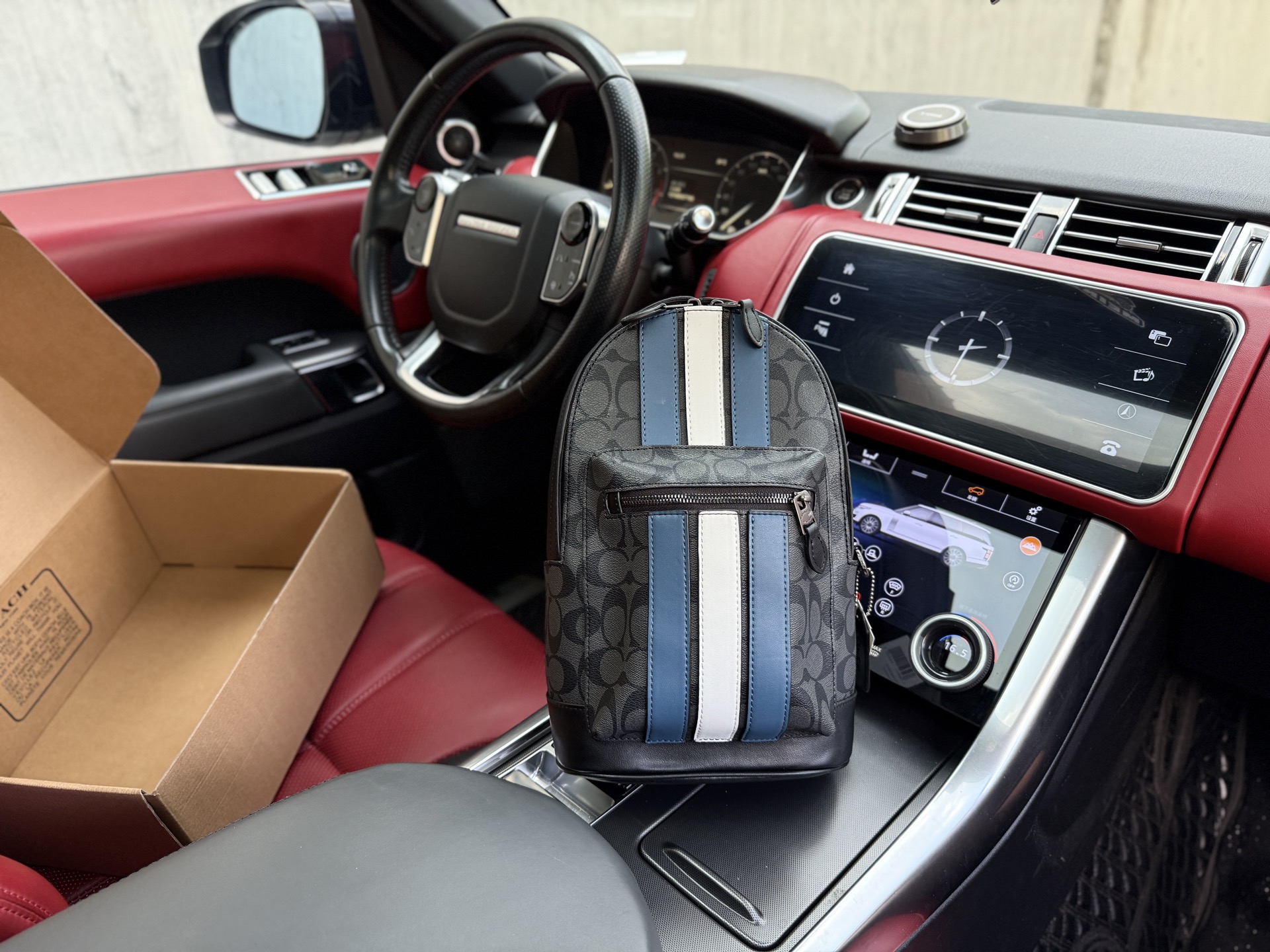 💰240 📷高端货‼️ 新款 “ COACH ”蔻驰胸包💼 coach蔻驰单肩斜挎包胸包 COACH蔻驰 West 20 蓝白条纹 老花印花拼皮革 胸包单肩包斜挎包 小号 男款 炭黑色老花拼蓝白条 高清五金logo标志、专用里内里。顺滑拉链、边超平滑、做工精致每个细节到位!男人必备款。规格:19.5x35x8cm 配飞机礼盒🎁