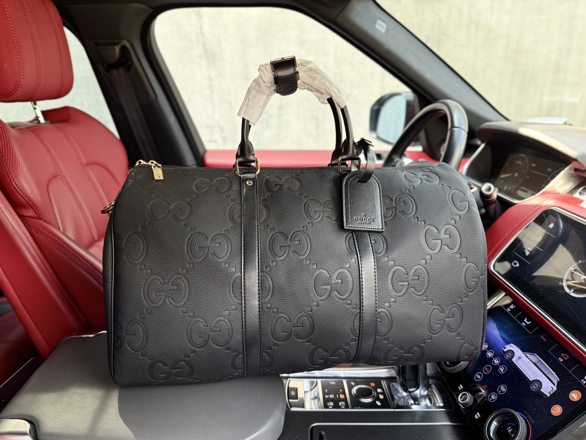 💰300 📷高端货‼️ 新款 “ GUCCI ”古奇旅行袋💼
酷奇斜挎旅行袋 古驰手提旅行包 keepall 50 老花压印可拆卸可调节肩带 皮革 旅行袋旅行包 男款 黑色 牛皮拼Monogram涂层帆布 单肩斜挎手提旅行包 宽敞的容量和可调节肩带适用于工作、休闲或出行 高清五金logo标志、内里隔层!专用内里。顺滑拉链、做工精致每个细节到位!男人必备款。尺寸:50x29x23cm