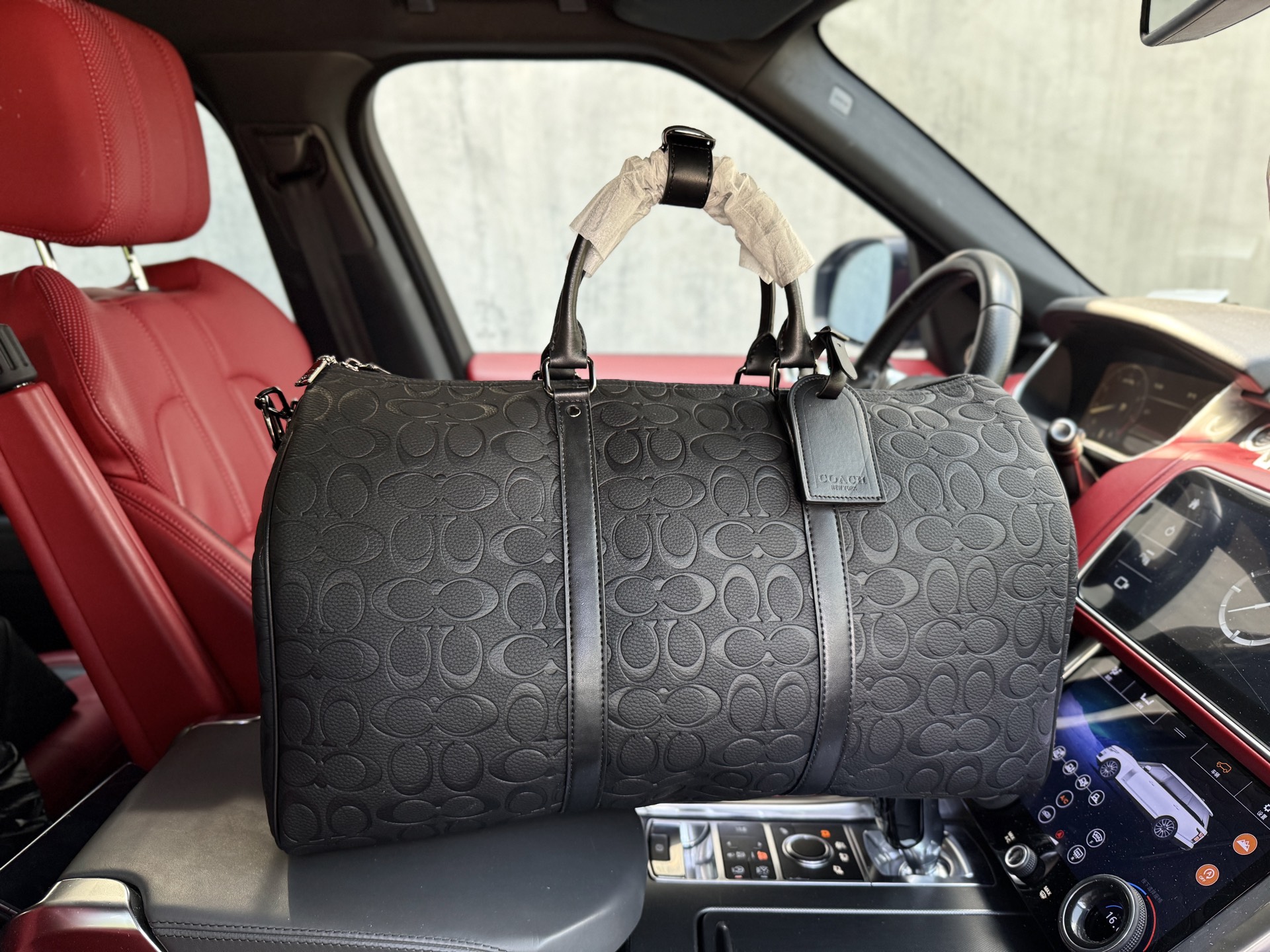 💰280 📷高端货‼️ 新款 “ COACH ”蔻驰旅行袋💼 coach蔻驰旅行包 keepall 50 老花压印可拆卸可调节肩带 皮革 旅行袋旅行包 男款 黑色 牛皮拼Monogram涂层帆布 单肩斜挎手提旅行包 宽敞的容量和可调节肩带适用于工作、休闲或出行 高清五金logo标志、内里隔层！专用内里。顺滑拉链、做工精致每个细节到位！男人必备款。尺寸：50x29x23cm