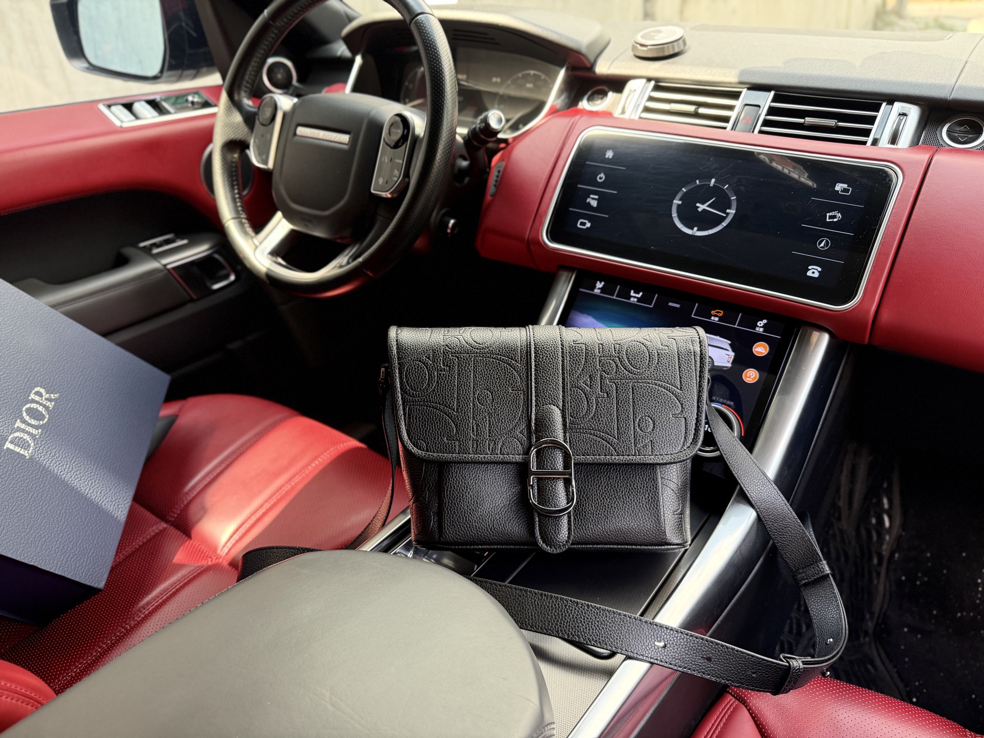 💰280 📷高端货‼️ 新款 “ DIOR ”迪奥单肩包 💼 dior迪奥斜挎邮差包 DIOR迪奥 Daily 翻盖压花印花 牛皮革 信使包单肩斜挎包 大号 男款 黑色  进口原厂帆布面料🐂高清五金logo标志、专用里内里。rj超顺滑拉链、油边超平滑、做工精致每个细节到位！潮男必备款。规格：大号：23x20x9cm 配折叠礼盒🎁